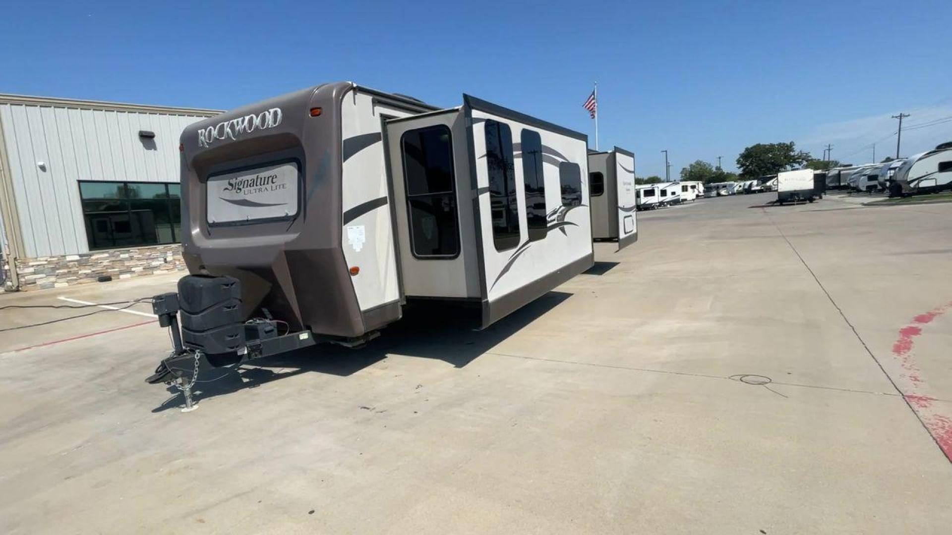 2014 WHITE FOREST RIVER ROCKWOOD 8315BBS (4X4TRLG29E1) , Length: 34.75 ft. | Dry Weight: 6,843 lbs.| Slides: 2 transmission, located at 4319 N Main Street, Cleburne, TX, 76033, (817) 221-0660, 32.435829, -97.384178 - Are you looking for a camper to accommodate the whole family and invite a few of your friends? Then the 2014 Forest River Rockwood 8315BBS travel trailer is an ideal pick for you! This camper measures just 34.75 ft in length, 8 ft in width, 9.83 ft in height, and 6.67 ft in interior height. It has a - Photo#5