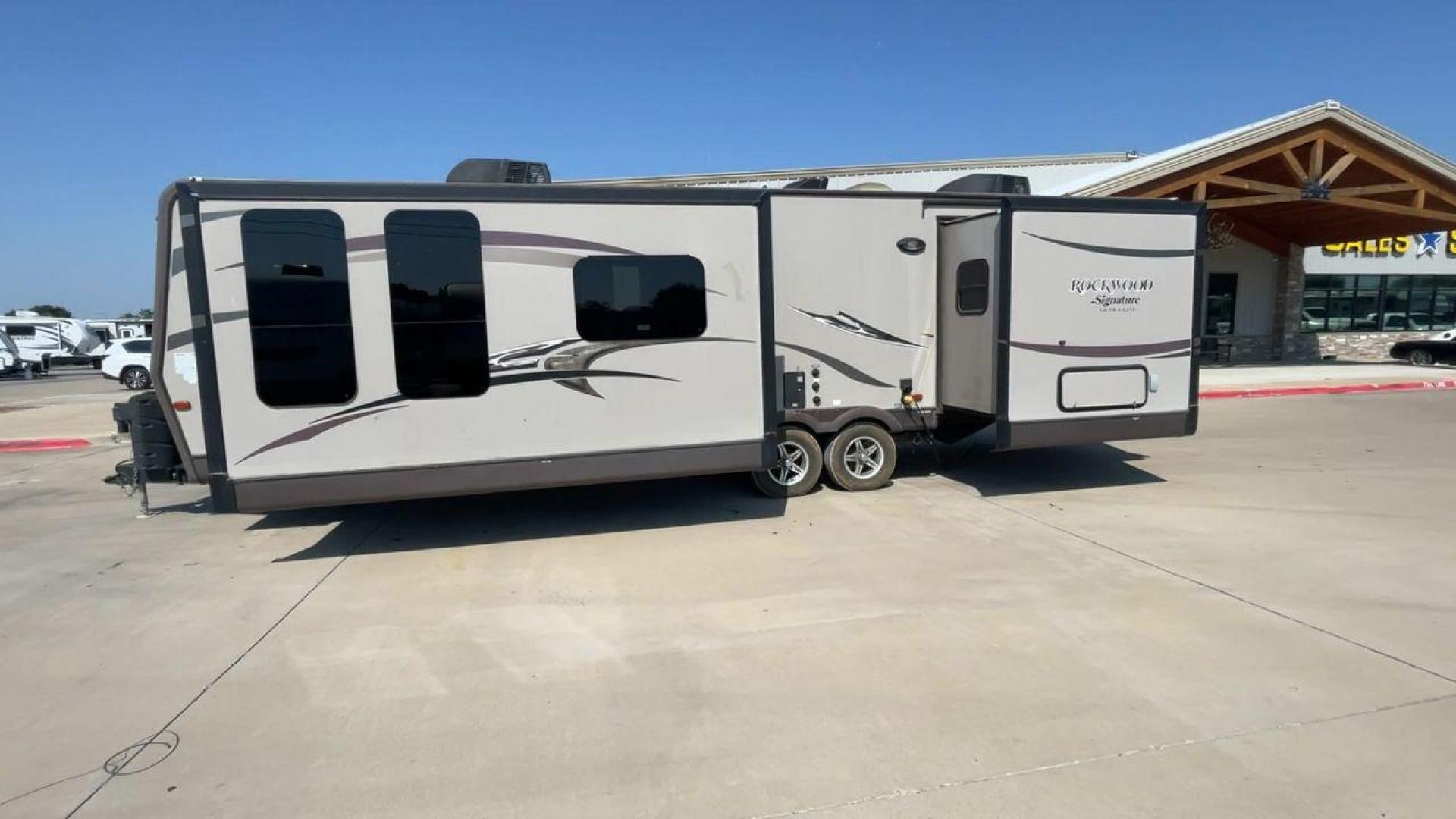 2014 WHITE FOREST RIVER ROCKWOOD 8315BBS (4X4TRLG29E1) , Length: 34.75 ft. | Dry Weight: 6,843 lbs.| Slides: 2 transmission, located at 4319 N Main Street, Cleburne, TX, 76033, (817) 221-0660, 32.435829, -97.384178 - Are you looking for a camper to accommodate the whole family and invite a few of your friends? Then the 2014 Forest River Rockwood 8315BBS travel trailer is an ideal pick for you! This camper measures just 34.75 ft in length, 8 ft in width, 9.83 ft in height, and 6.67 ft in interior height. It has a - Photo#6