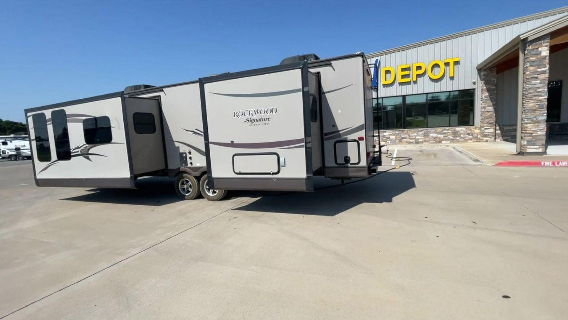 2014 WHITE FOREST RIVER ROCKWOOD 8315BBS (4X4TRLG29E1) , Length: 34.75 ft. | Dry Weight: 6,843 lbs.| Slides: 2 transmission, located at 4319 N Main Street, Cleburne, TX, 76033, (817) 221-0660, 32.435829, -97.384178 - Are you looking for a camper to accommodate the whole family and invite a few of your friends? Then the 2014 Forest River Rockwood 8315BBS travel trailer is an ideal pick for you! This camper measures just 34.75 ft in length, 8 ft in width, 9.83 ft in height, and 6.67 ft in interior height. It has a - Photo#7