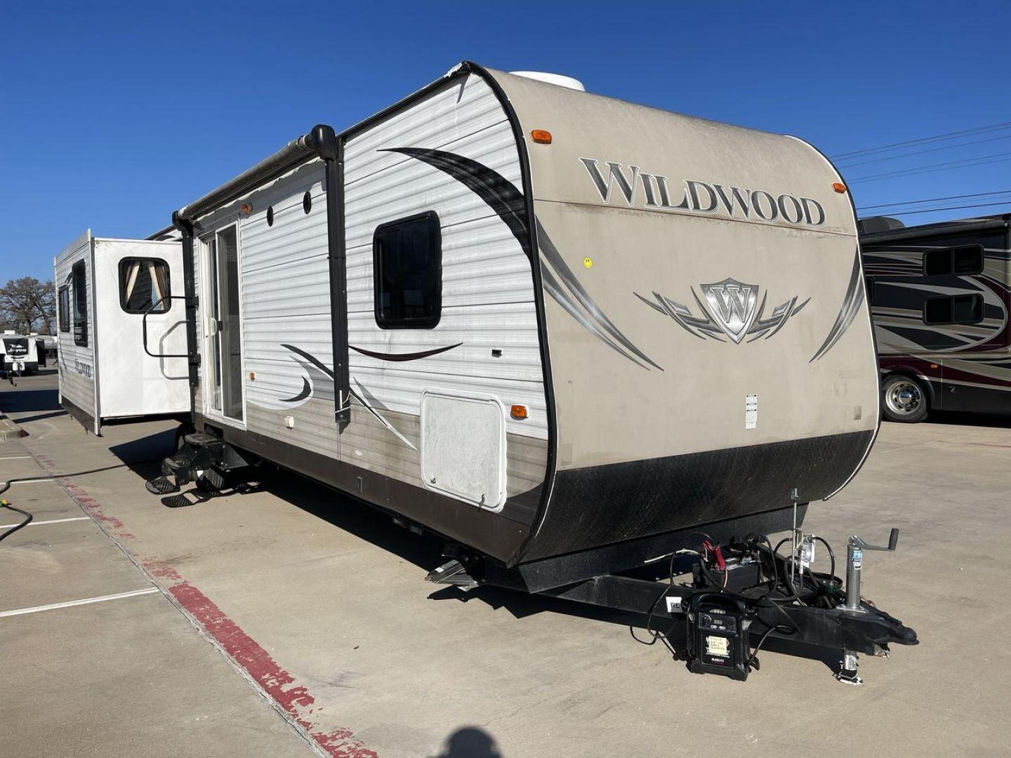 2014 WHITE FOREST RIVER WILDWOOD 37REDS (4X4TWDN28EM) , Length: 38.58 ft. | Dry Weight: 8,250 lbs. | Slides: 2 transmission, located at 4319 N Main Street, Cleburne, TX, 76033, (817) 221-0660, 32.435829, -97.384178 - This 2014 Forest River Wildwood 37Reds travel trailer has 38.58 feet and 11.17 ft in height. It has a dry weight of 8,250 lbs with a payload of 2,775 lbs and a hitch weight of 925 lbs. This travel trailer is perfect for full-time living! Its exterior is painted white with hints of brown. This trave - Photo#22