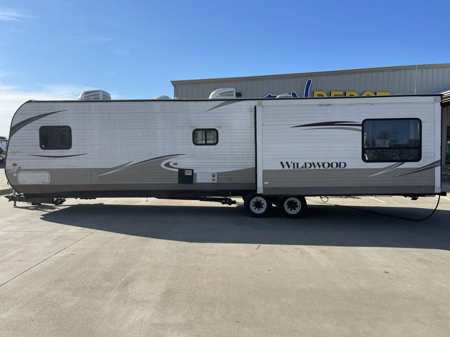 2014 WHITE FOREST RIVER WILDWOOD 37REDS (4X4TWDN28EM) , Length: 38.58 ft. | Dry Weight: 8,250 lbs. | Slides: 2 transmission, located at 4319 N Main Street, Cleburne, TX, 76033, (817) 221-0660, 32.435829, -97.384178 - This 2014 Forest River Wildwood 37Reds travel trailer has 38.58 feet and 11.17 ft in height. It has a dry weight of 8,250 lbs with a payload of 2,775 lbs and a hitch weight of 925 lbs. This travel trailer is perfect for full-time living! Its exterior is painted white with hints of brown. This trave - Photo#23