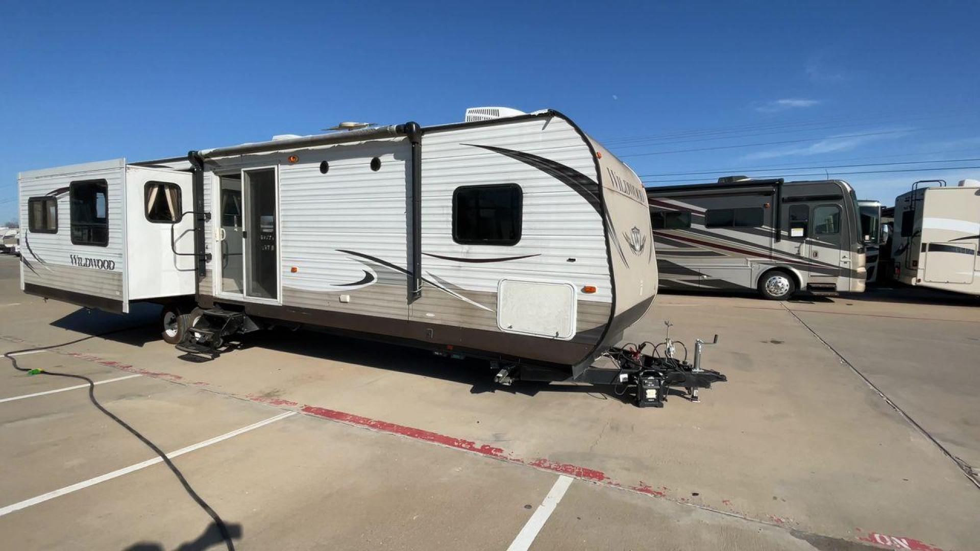 2014 WHITE FOREST RIVER WILDWOOD 37REDS (4X4TWDN28EM) , Length: 38.58 ft. | Dry Weight: 8,250 lbs. | Slides: 2 transmission, located at 4319 N Main Street, Cleburne, TX, 76033, (817) 221-0660, 32.435829, -97.384178 - This 2014 Forest River Wildwood 37Reds travel trailer has 38.58 feet and 11.17 ft in height. It has a dry weight of 8,250 lbs with a payload of 2,775 lbs and a hitch weight of 925 lbs. This travel trailer is perfect for full-time living! Its exterior is painted white with hints of brown. This trave - Photo#3