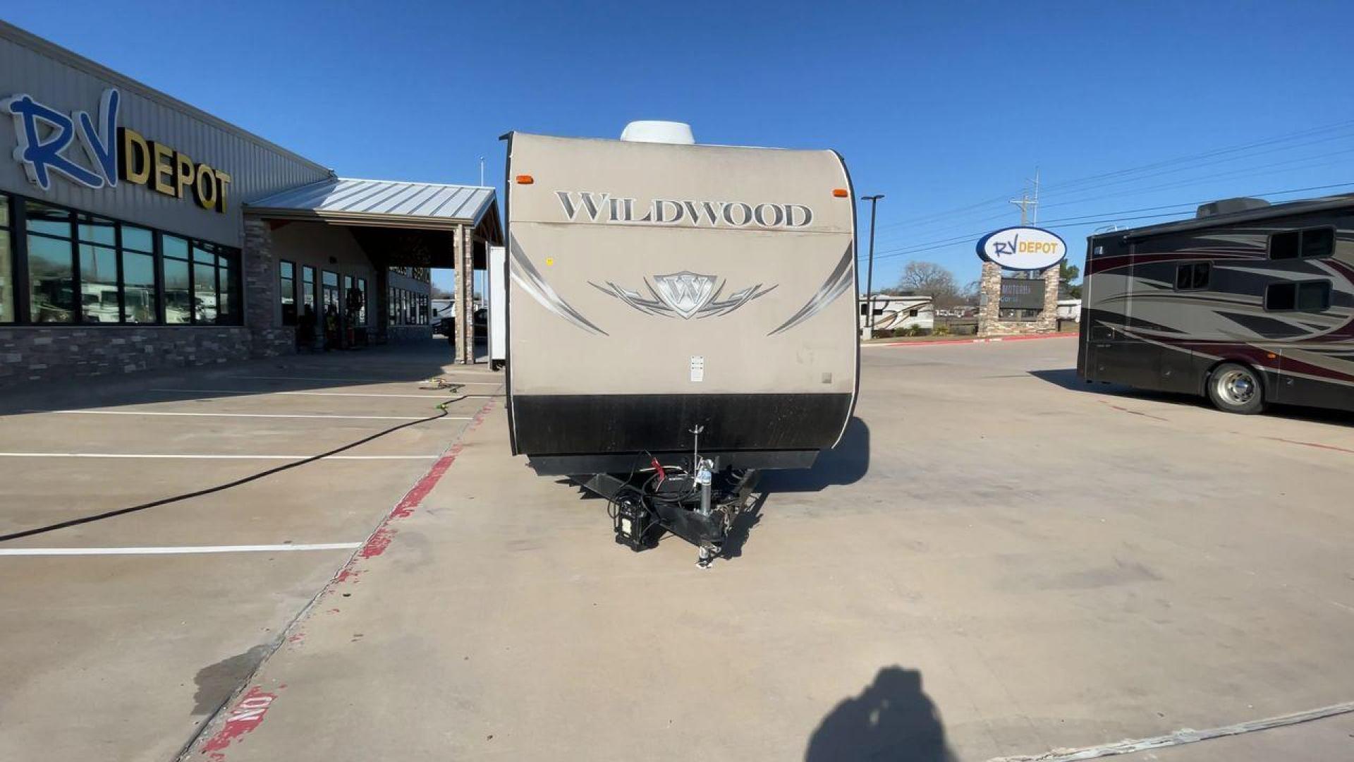 2014 WHITE FOREST RIVER WILDWOOD 37REDS (4X4TWDN28EM) , Length: 38.58 ft. | Dry Weight: 8,250 lbs. | Slides: 2 transmission, located at 4319 N Main Street, Cleburne, TX, 76033, (817) 221-0660, 32.435829, -97.384178 - This 2014 Forest River Wildwood 37Reds travel trailer has 38.58 feet and 11.17 ft in height. It has a dry weight of 8,250 lbs with a payload of 2,775 lbs and a hitch weight of 925 lbs. This travel trailer is perfect for full-time living! Its exterior is painted white with hints of brown. This trave - Photo#4