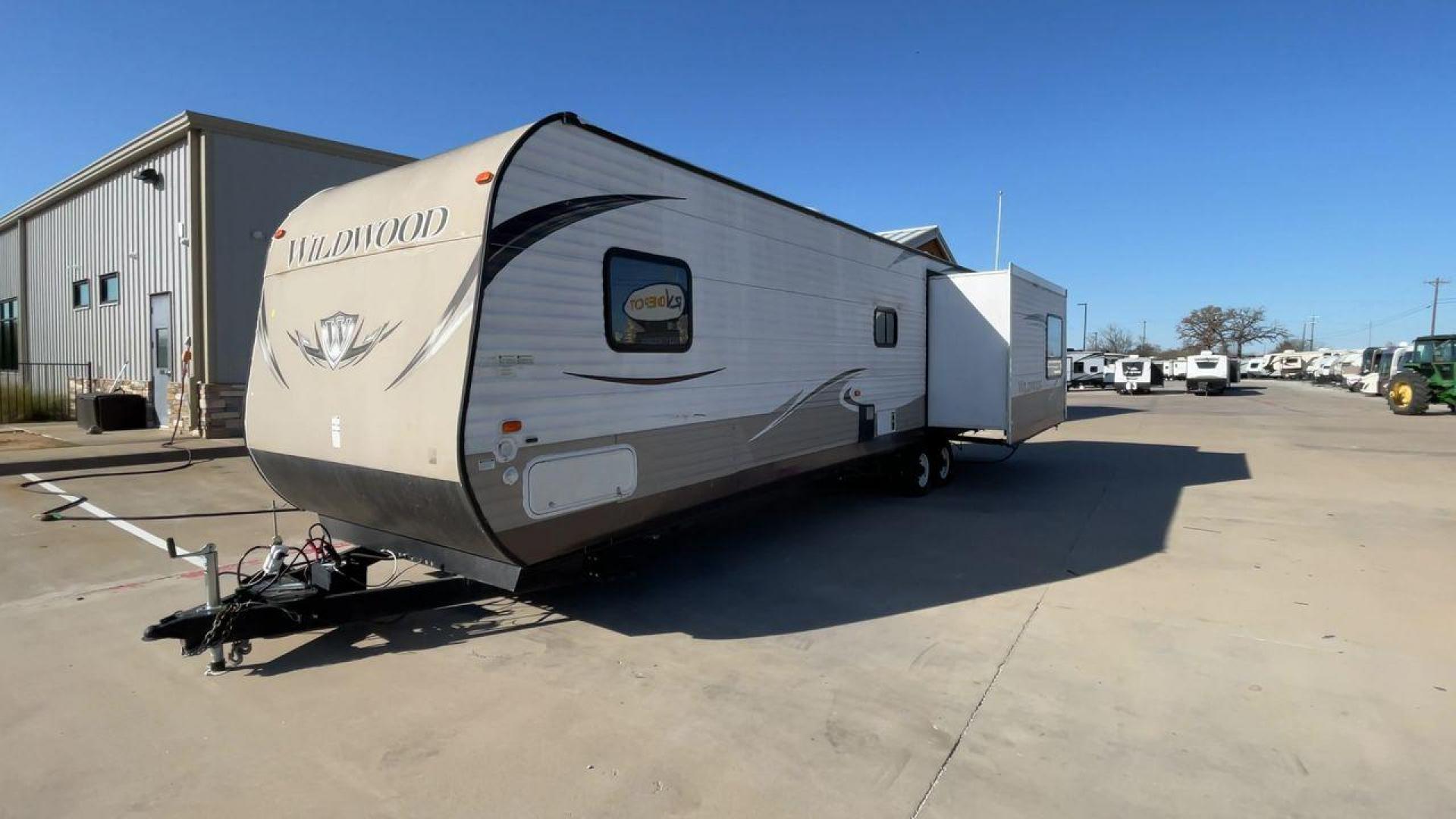 2014 WHITE FOREST RIVER WILDWOOD 37REDS (4X4TWDN28EM) , Length: 38.58 ft. | Dry Weight: 8,250 lbs. | Slides: 2 transmission, located at 4319 N Main Street, Cleburne, TX, 76033, (817) 221-0660, 32.435829, -97.384178 - This 2014 Forest River Wildwood 37Reds travel trailer has 38.58 feet and 11.17 ft in height. It has a dry weight of 8,250 lbs with a payload of 2,775 lbs and a hitch weight of 925 lbs. This travel trailer is perfect for full-time living! Its exterior is painted white with hints of brown. This trave - Photo#5