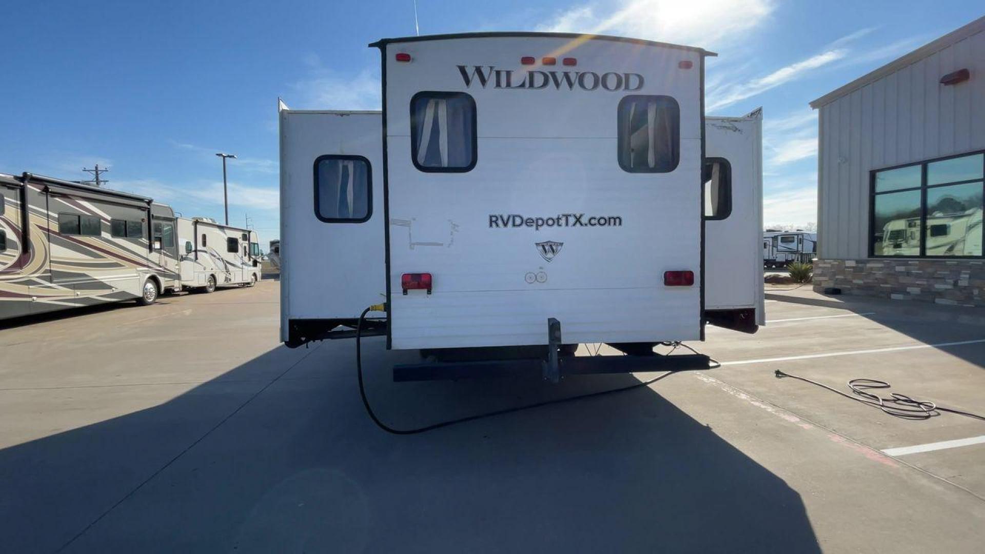 2014 WHITE FOREST RIVER WILDWOOD 37REDS (4X4TWDN28EM) , Length: 38.58 ft. | Dry Weight: 8,250 lbs. | Slides: 2 transmission, located at 4319 N Main Street, Cleburne, TX, 76033, (817) 221-0660, 32.435829, -97.384178 - This 2014 Forest River Wildwood 37Reds travel trailer has 38.58 feet and 11.17 ft in height. It has a dry weight of 8,250 lbs with a payload of 2,775 lbs and a hitch weight of 925 lbs. This travel trailer is perfect for full-time living! Its exterior is painted white with hints of brown. This trave - Photo#8