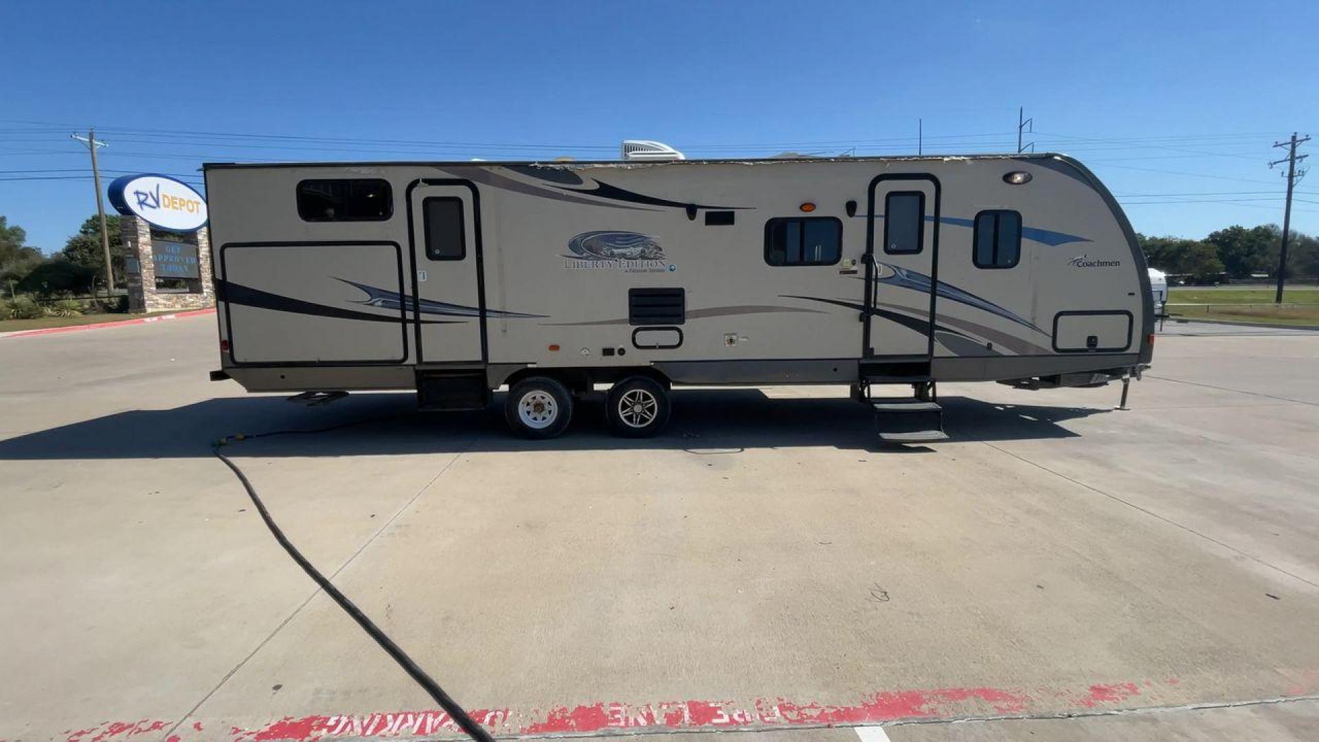 2014 TAN FREEDOM EXPRESS 310BHDS - (5ZT2FEWB0EA) , Length: 35.58 ft | Dry Weight: 6,597 lbs | Slides: 2 transmission, located at 4319 N Main Street, Cleburne, TX, 76033, (817) 221-0660, 32.435829, -97.384178 - The 2014 Freedom Express 310BHDS Travel Trailer is ready to take you on a trip through the great outdoors in style. This large and flexible trailer is great for your next adventure because it has plenty of room for the whole family and is comfortable and easy to use. The Freedom Express is 35.58 fee - Photo#2