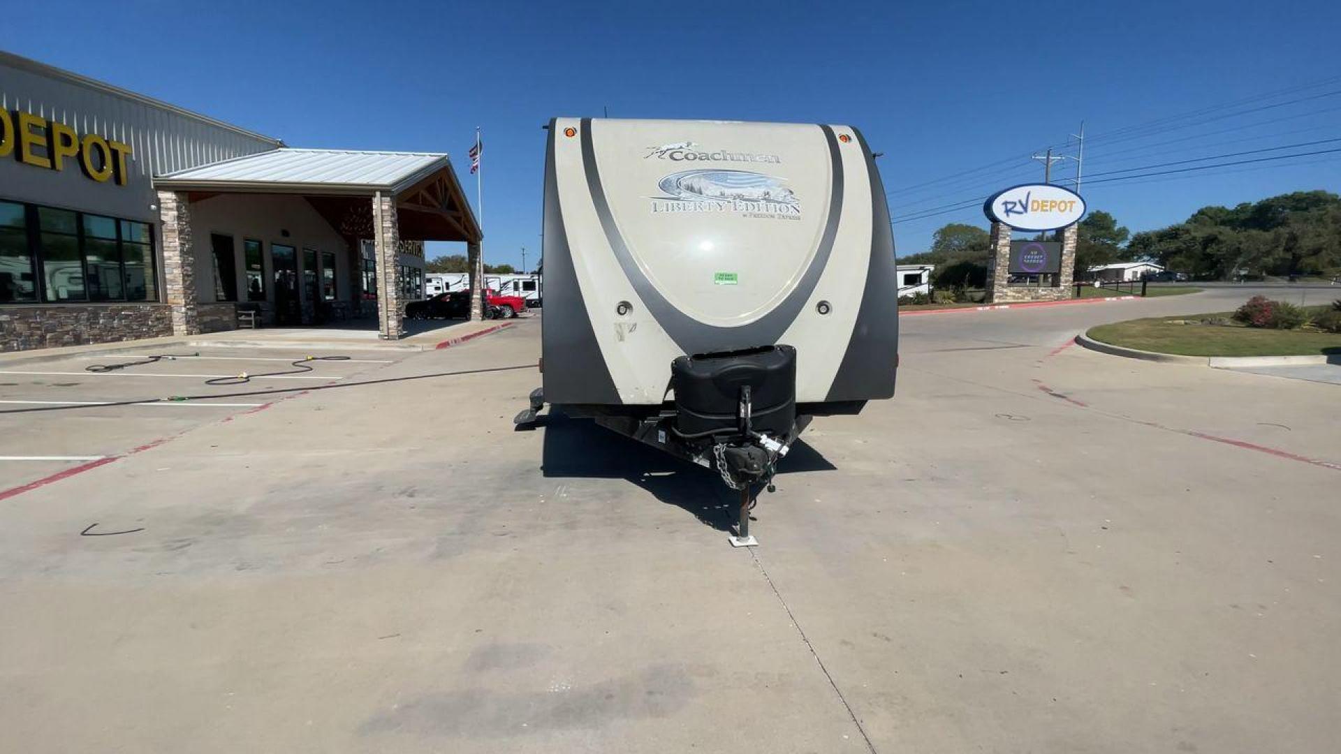 2014 TAN FREEDOM EXPRESS 310BHDS - (5ZT2FEWB0EA) , Length: 35.58 ft | Dry Weight: 6,597 lbs | Slides: 2 transmission, located at 4319 N Main Street, Cleburne, TX, 76033, (817) 221-0660, 32.435829, -97.384178 - The 2014 Freedom Express 310BHDS Travel Trailer is ready to take you on a trip through the great outdoors in style. This large and flexible trailer is great for your next adventure because it has plenty of room for the whole family and is comfortable and easy to use. The Freedom Express is 35.58 fee - Photo#4