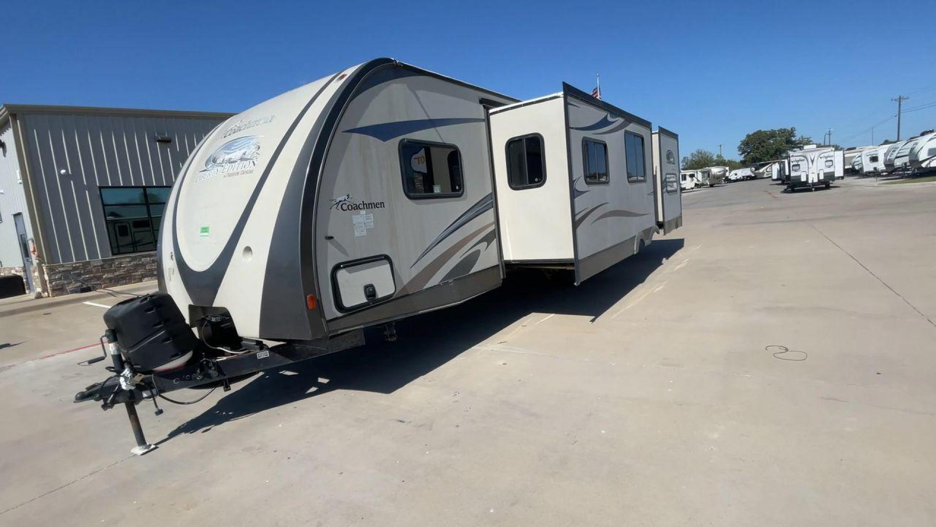 2014 TAN FREEDOM EXPRESS 310BHDS - (5ZT2FEWB0EA) , Length: 35.58 ft | Dry Weight: 6,597 lbs | Slides: 2 transmission, located at 4319 N Main Street, Cleburne, TX, 76033, (817) 221-0660, 32.435829, -97.384178 - The 2014 Freedom Express 310BHDS Travel Trailer is ready to take you on a trip through the great outdoors in style. This large and flexible trailer is great for your next adventure because it has plenty of room for the whole family and is comfortable and easy to use. The Freedom Express is 35.58 fee - Photo#5