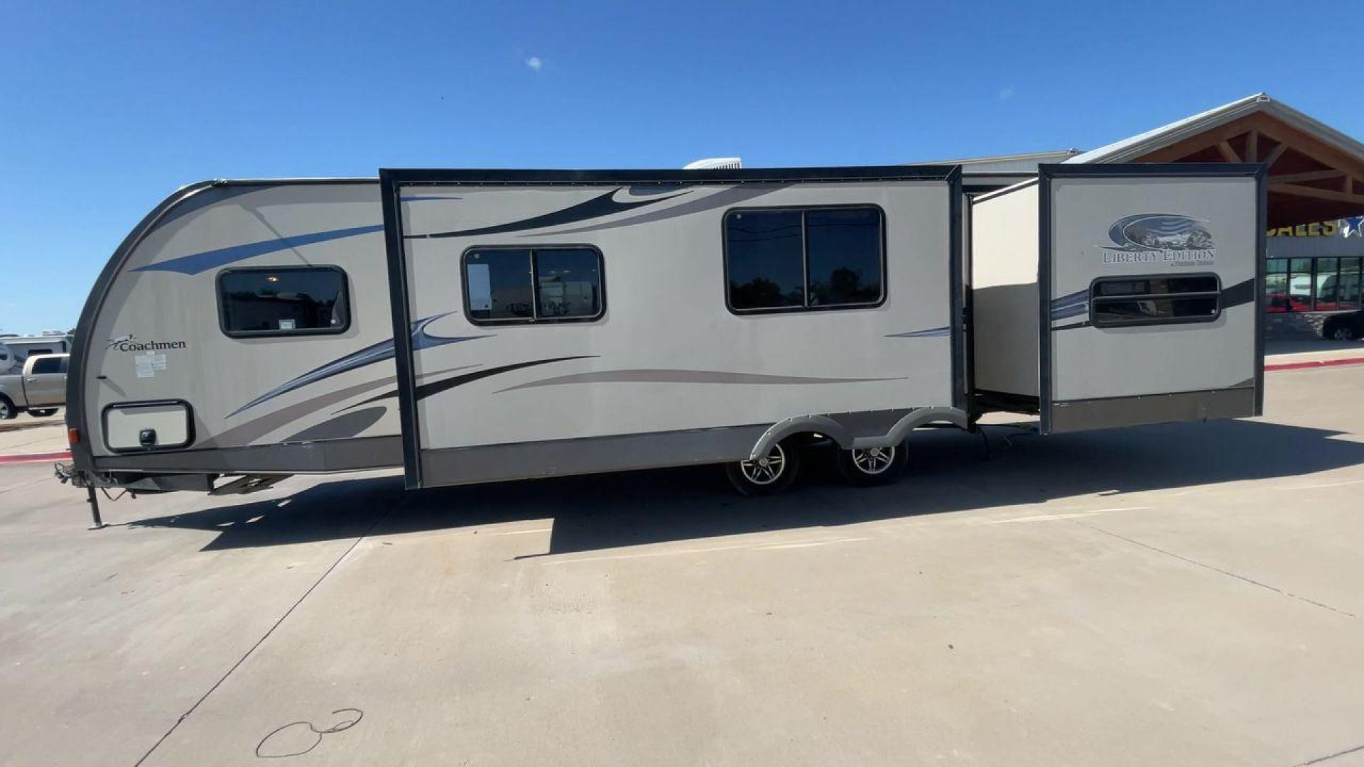 2014 TAN FREEDOM EXPRESS 310BHDS - (5ZT2FEWB0EA) , Length: 35.58 ft | Dry Weight: 6,597 lbs | Slides: 2 transmission, located at 4319 N Main Street, Cleburne, TX, 76033, (817) 221-0660, 32.435829, -97.384178 - The 2014 Freedom Express 310BHDS Travel Trailer is ready to take you on a trip through the great outdoors in style. This large and flexible trailer is great for your next adventure because it has plenty of room for the whole family and is comfortable and easy to use. The Freedom Express is 35.58 fee - Photo#6