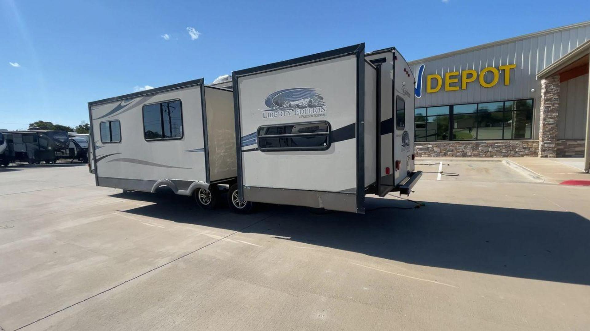 2014 TAN FREEDOM EXPRESS 310BHDS - (5ZT2FEWB0EA) , Length: 35.58 ft | Dry Weight: 6,597 lbs | Slides: 2 transmission, located at 4319 N Main Street, Cleburne, TX, 76033, (817) 221-0660, 32.435829, -97.384178 - The 2014 Freedom Express 310BHDS Travel Trailer is ready to take you on a trip through the great outdoors in style. This large and flexible trailer is great for your next adventure because it has plenty of room for the whole family and is comfortable and easy to use. The Freedom Express is 35.58 fee - Photo#7