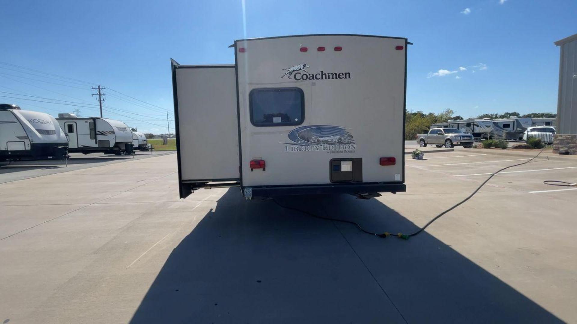 2014 TAN FREEDOM EXPRESS 310BHDS - (5ZT2FEWB0EA) , Length: 35.58 ft | Dry Weight: 6,597 lbs | Slides: 2 transmission, located at 4319 N Main Street, Cleburne, TX, 76033, (817) 221-0660, 32.435829, -97.384178 - The 2014 Freedom Express 310BHDS Travel Trailer is ready to take you on a trip through the great outdoors in style. This large and flexible trailer is great for your next adventure because it has plenty of room for the whole family and is comfortable and easy to use. The Freedom Express is 35.58 fee - Photo#8