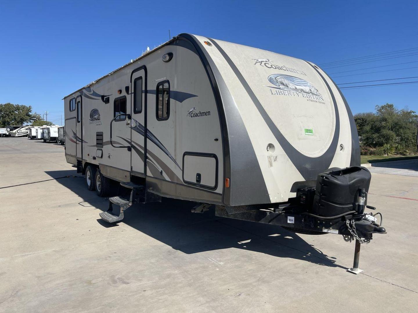 2014 TAN FREEDOM EXPRESS 310BHDS - (5ZT2FEWB0EA) , Length: 35.58 ft | Dry Weight: 6,597 lbs | Slides: 2 transmission, located at 4319 N Main Street, Cleburne, TX, 76033, (817) 221-0660, 32.435829, -97.384178 - The 2014 Freedom Express 310BHDS Travel Trailer is ready to take you on a trip through the great outdoors in style. This large and flexible trailer is great for your next adventure because it has plenty of room for the whole family and is comfortable and easy to use. The Freedom Express is 35.58 fee - Photo#23