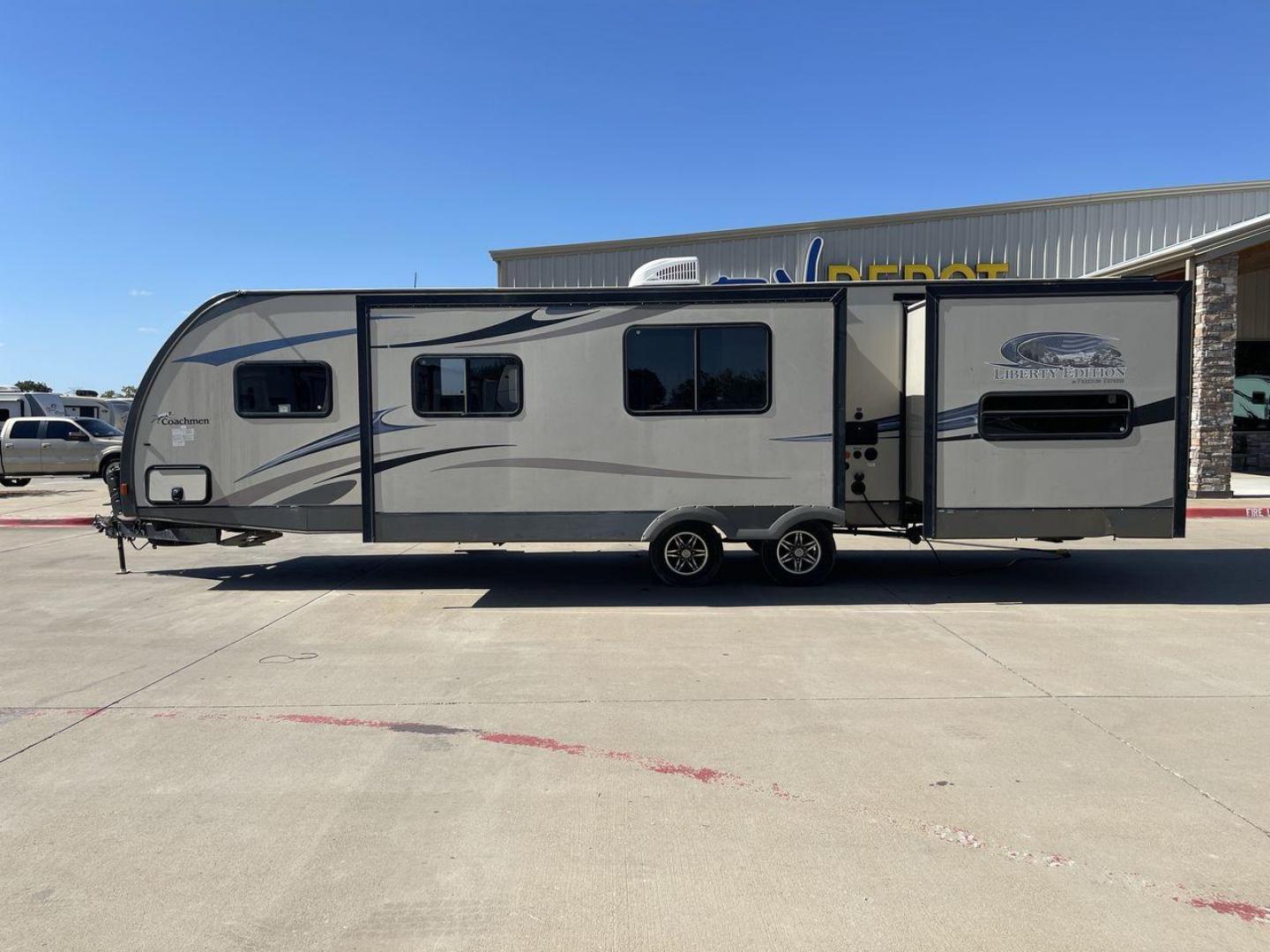 2014 TAN FREEDOM EXPRESS 310BHDS - (5ZT2FEWB0EA) , Length: 35.58 ft | Dry Weight: 6,597 lbs | Slides: 2 transmission, located at 4319 N Main Street, Cleburne, TX, 76033, (817) 221-0660, 32.435829, -97.384178 - The 2014 Freedom Express 310BHDS Travel Trailer is ready to take you on a trip through the great outdoors in style. This large and flexible trailer is great for your next adventure because it has plenty of room for the whole family and is comfortable and easy to use. The Freedom Express is 35.58 fee - Photo#24