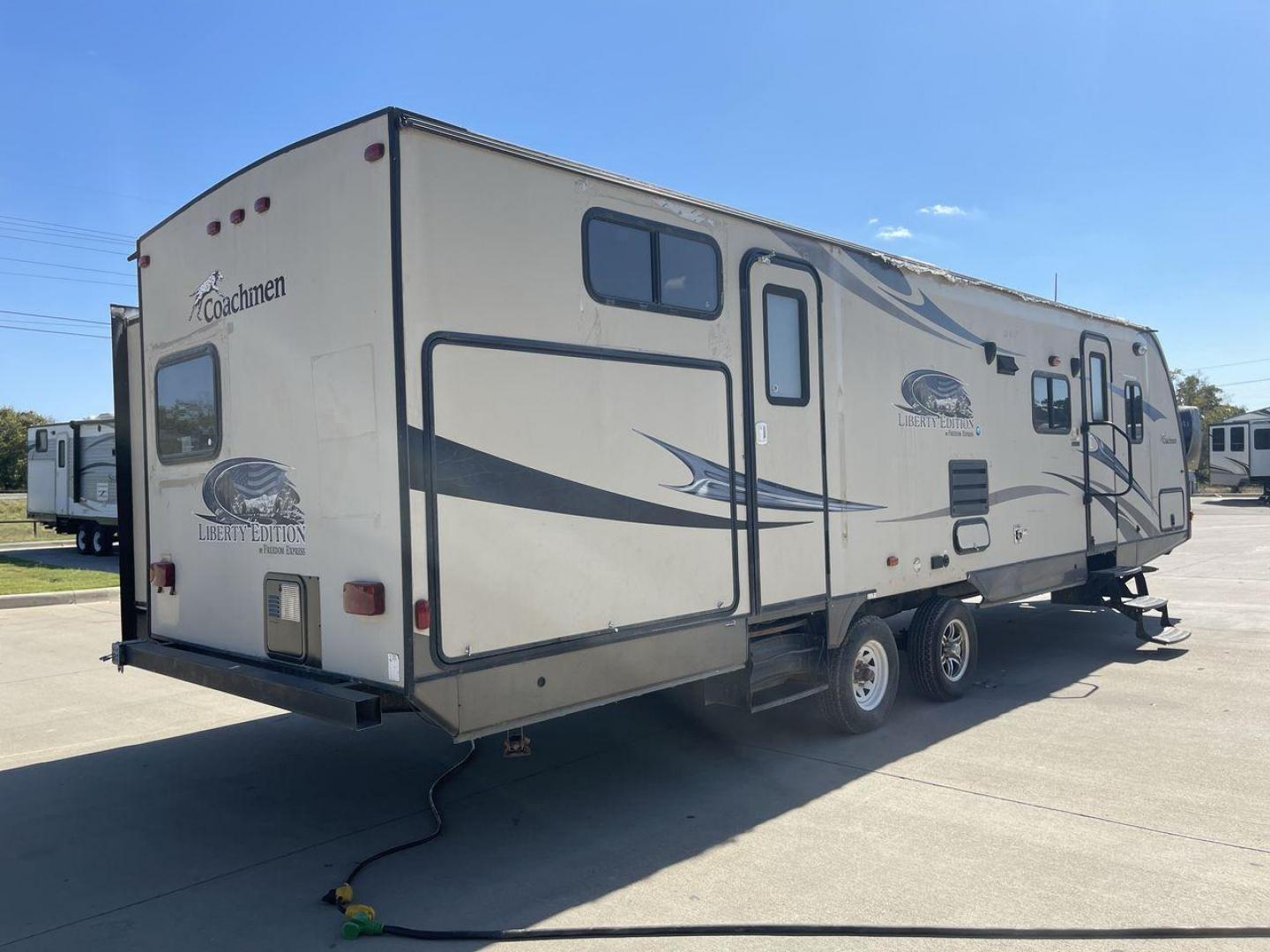 2014 TAN FREEDOM EXPRESS 310BHDS - (5ZT2FEWB0EA) , Length: 35.58 ft | Dry Weight: 6,597 lbs | Slides: 2 transmission, located at 4319 N Main Street, Cleburne, TX, 76033, (817) 221-0660, 32.435829, -97.384178 - The 2014 Freedom Express 310BHDS Travel Trailer is ready to take you on a trip through the great outdoors in style. This large and flexible trailer is great for your next adventure because it has plenty of room for the whole family and is comfortable and easy to use. The Freedom Express is 35.58 fee - Photo#25