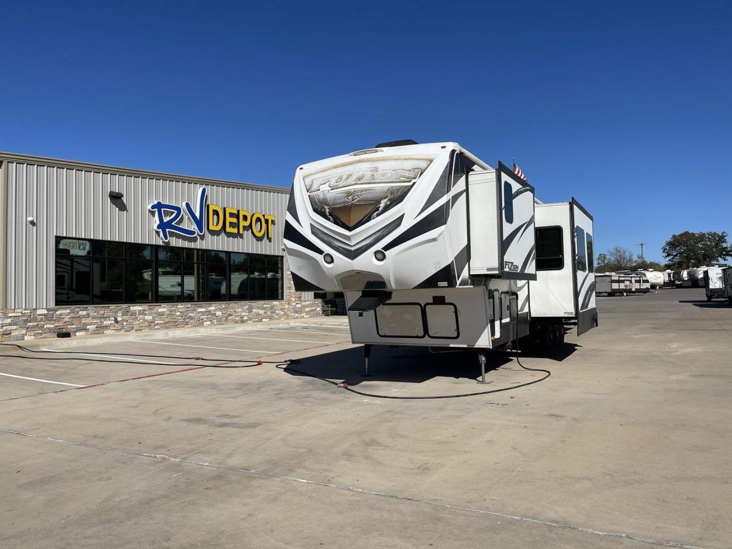 2014 WHITE FUZION FZ390 - (4YDF3903XEF) , Length: 43.08 ft. | Dry Weight: 15,185 lbs. | Gross Weight: 18,000 lbs. | Slides: 3 transmission, located at 4319 N Main Street, Cleburne, TX, 76033, (817) 221-0660, 32.435829, -97.384178 - Photo#0