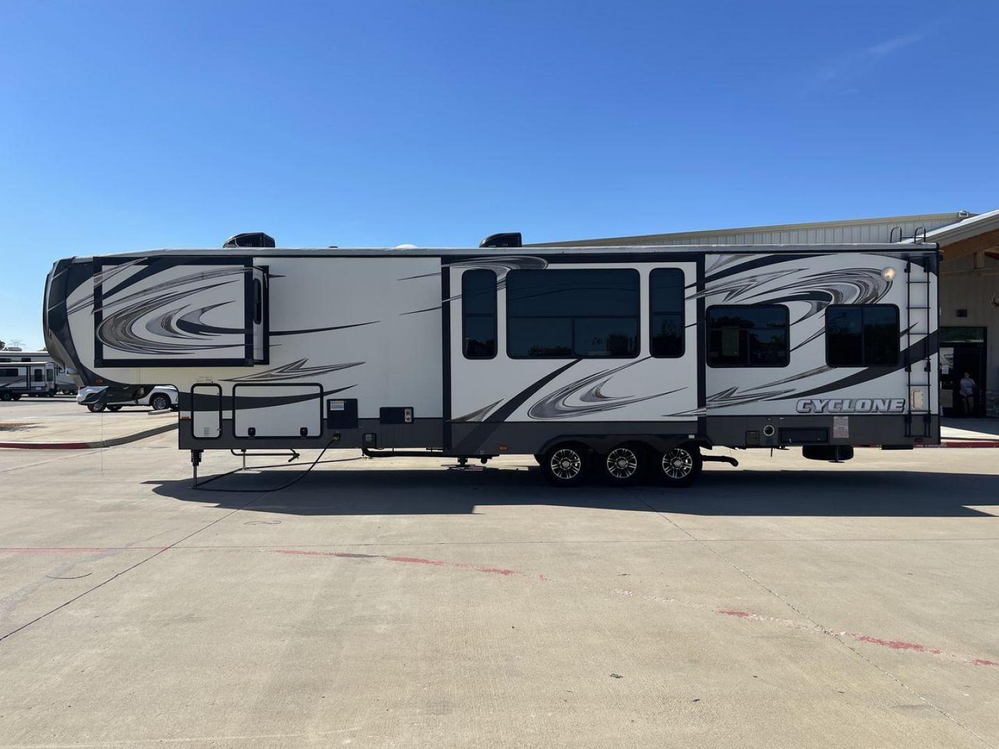 2014 HEARTLAND CYCLONE 4100 (5SFCG4330EE) , Length: 43.7 ft. | Dry Weight: 14,595 lbs. | Gross Weight: 18,000 lbs. | Slides: 3 transmission, located at 4319 N Main Street, Cleburne, TX, 76033, (817) 221-0660, 32.435829, -97.384178 - Photo#23