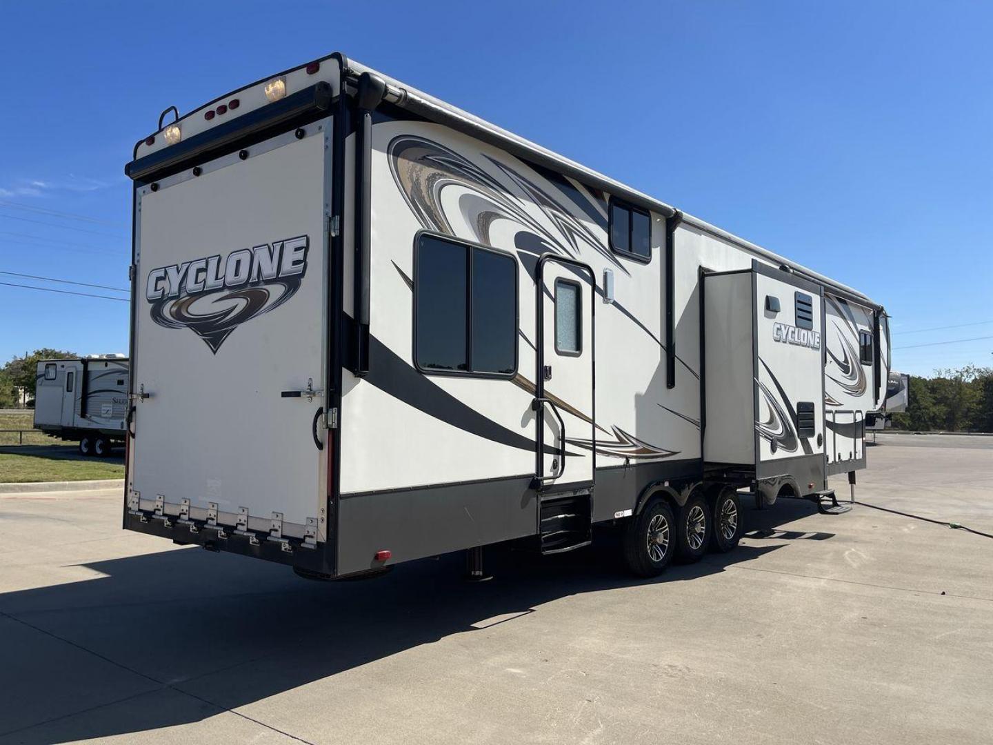 2014 HEARTLAND CYCLONE 4100 (5SFCG4330EE) , Length: 43.7 ft. | Dry Weight: 14,595 lbs. | Gross Weight: 18,000 lbs. | Slides: 3 transmission, located at 4319 N Main Street, Cleburne, TX, 76033, (817) 221-0660, 32.435829, -97.384178 - Photo#24