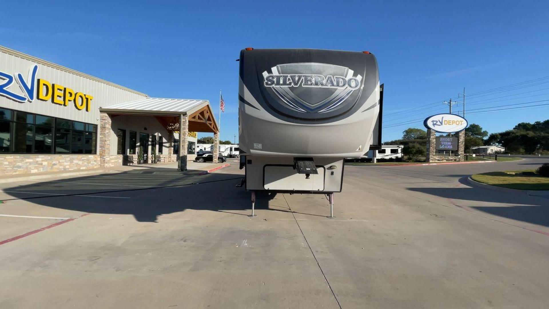 2014 HEARTLAND SILVERADO 37QB (5SFBG412XEE) , Length: 41.6 ft. | Dry Weight: 11,660 lbs. | Gross Weight: 15,000 lbs. | Slides: 4 transmission, located at 4319 N Main Street, Cleburne, TX, 76033, (817) 221-0660, 32.435829, -97.384178 - The 2014 Heartland Silverado 37QB fifth-wheel camper stands out with its spacious design and modern aesthetic. Measuring 41.6 feet in length, this unit has a dry weight of 11,660 lbs and a gross weight of 15,000 lbs, making it a substantial yet manageable choice for extended trips or full-time livin - Photo#4