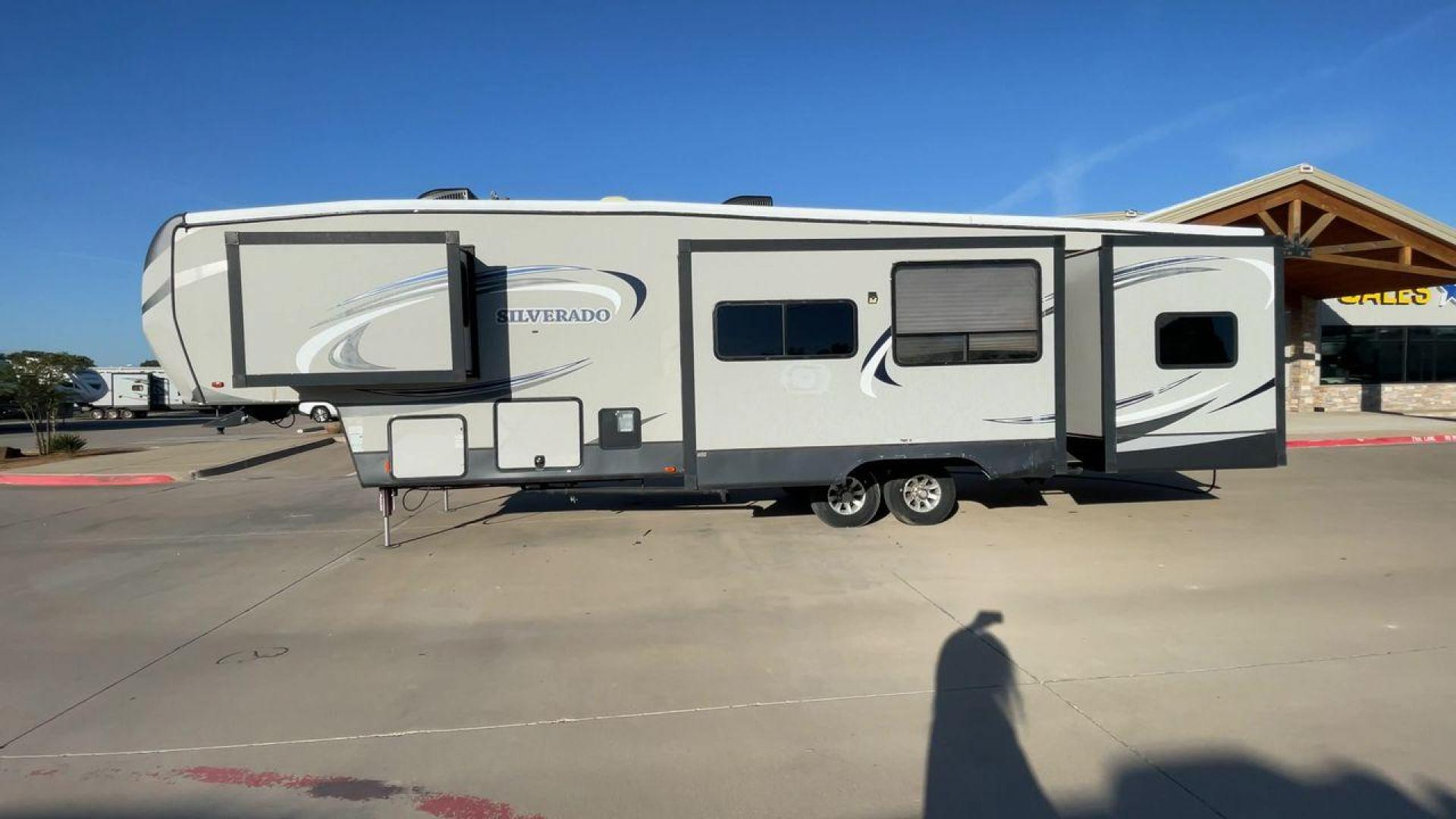 2014 HEARTLAND SILVERADO 37QB (5SFBG412XEE) , Length: 41.6 ft. | Dry Weight: 11,660 lbs. | Gross Weight: 15,000 lbs. | Slides: 4 transmission, located at 4319 N Main Street, Cleburne, TX, 76033, (817) 221-0660, 32.435829, -97.384178 - The 2014 Heartland Silverado 37QB fifth-wheel camper stands out with its spacious design and modern aesthetic. Measuring 41.6 feet in length, this unit has a dry weight of 11,660 lbs and a gross weight of 15,000 lbs, making it a substantial yet manageable choice for extended trips or full-time livin - Photo#6