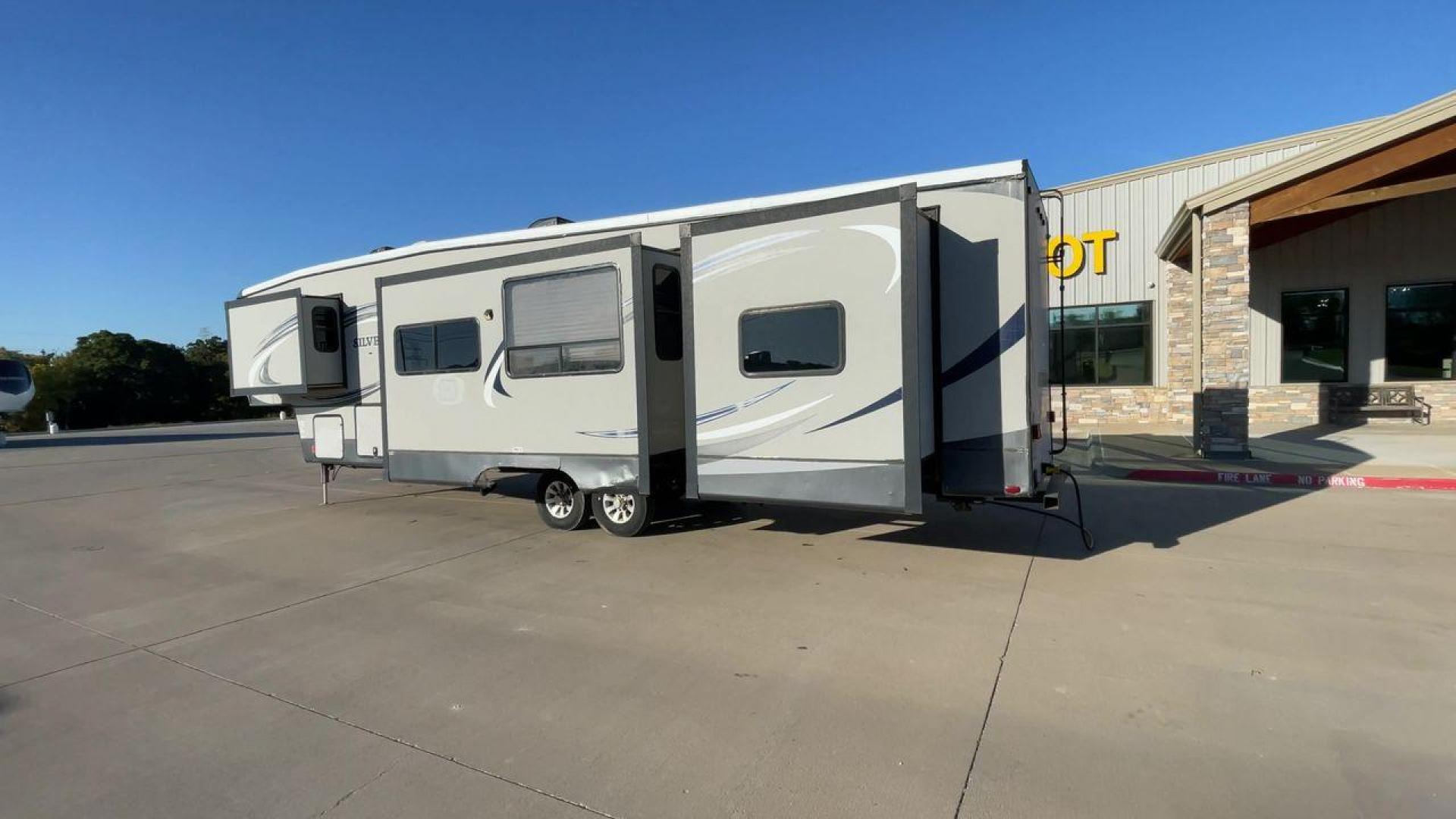 2014 HEARTLAND SILVERADO 37QB (5SFBG412XEE) , Length: 41.6 ft. | Dry Weight: 11,660 lbs. | Gross Weight: 15,000 lbs. | Slides: 4 transmission, located at 4319 N Main Street, Cleburne, TX, 76033, (817) 221-0660, 32.435829, -97.384178 - The 2014 Heartland Silverado 37QB fifth-wheel camper stands out with its spacious design and modern aesthetic. Measuring 41.6 feet in length, this unit has a dry weight of 11,660 lbs and a gross weight of 15,000 lbs, making it a substantial yet manageable choice for extended trips or full-time livin - Photo#7