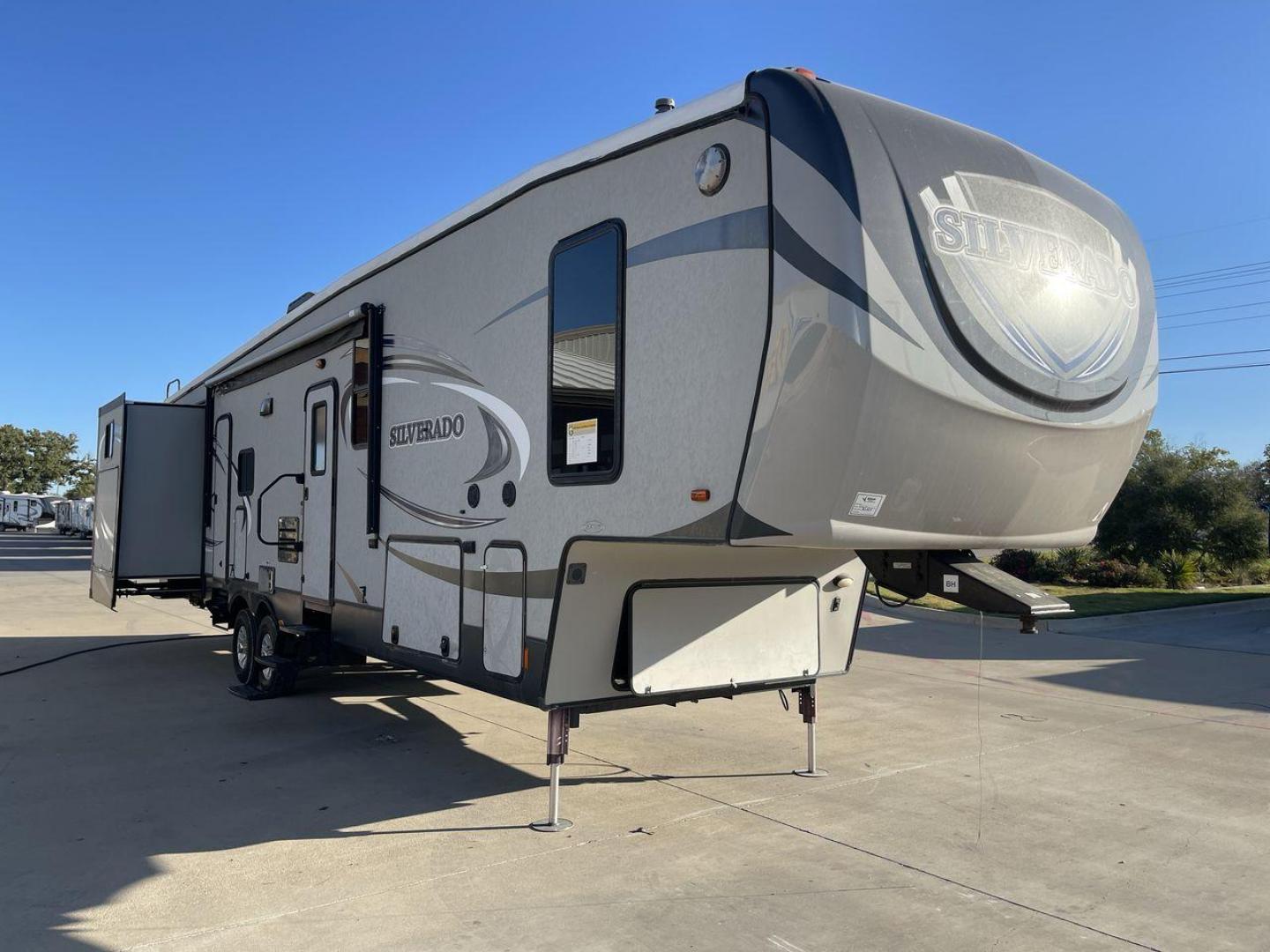 2014 HEARTLAND SILVERADO 37QB (5SFBG412XEE) , Length: 41.6 ft. | Dry Weight: 11,660 lbs. | Gross Weight: 15,000 lbs. | Slides: 4 transmission, located at 4319 N Main Street, Cleburne, TX, 76033, (817) 221-0660, 32.435829, -97.384178 - The 2014 Heartland Silverado 37QB fifth-wheel camper stands out with its spacious design and modern aesthetic. Measuring 41.6 feet in length, this unit has a dry weight of 11,660 lbs and a gross weight of 15,000 lbs, making it a substantial yet manageable choice for extended trips or full-time livin - Photo#22