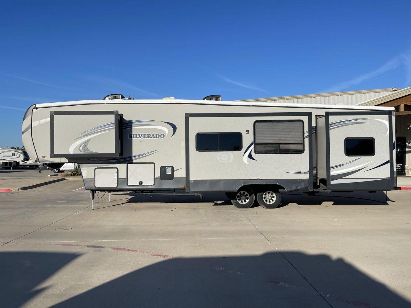 2014 HEARTLAND SILVERADO 37QB (5SFBG412XEE) , Length: 41.6 ft. | Dry Weight: 11,660 lbs. | Gross Weight: 15,000 lbs. | Slides: 4 transmission, located at 4319 N Main Street, Cleburne, TX, 76033, (817) 221-0660, 32.435829, -97.384178 - The 2014 Heartland Silverado 37QB fifth-wheel camper stands out with its spacious design and modern aesthetic. Measuring 41.6 feet in length, this unit has a dry weight of 11,660 lbs and a gross weight of 15,000 lbs, making it a substantial yet manageable choice for extended trips or full-time livin - Photo#23