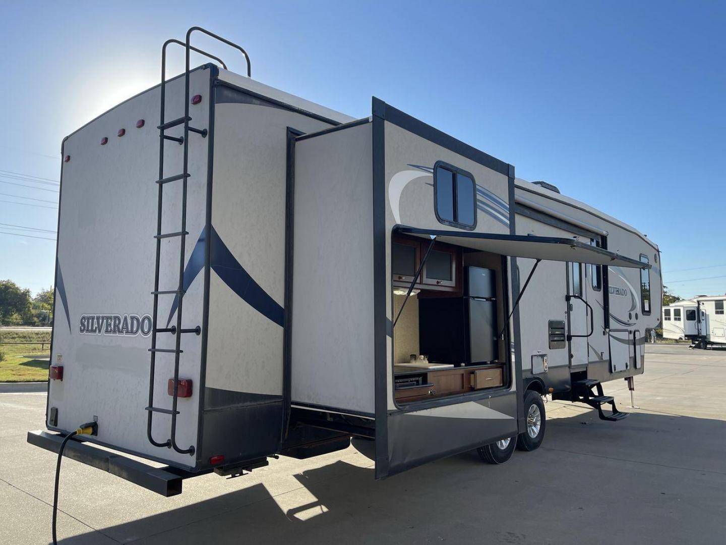 2014 HEARTLAND SILVERADO 37QB (5SFBG412XEE) , Length: 41.6 ft. | Dry Weight: 11,660 lbs. | Gross Weight: 15,000 lbs. | Slides: 4 transmission, located at 4319 N Main Street, Cleburne, TX, 76033, (817) 221-0660, 32.435829, -97.384178 - The 2014 Heartland Silverado 37QB fifth-wheel camper stands out with its spacious design and modern aesthetic. Measuring 41.6 feet in length, this unit has a dry weight of 11,660 lbs and a gross weight of 15,000 lbs, making it a substantial yet manageable choice for extended trips or full-time livin - Photo#24