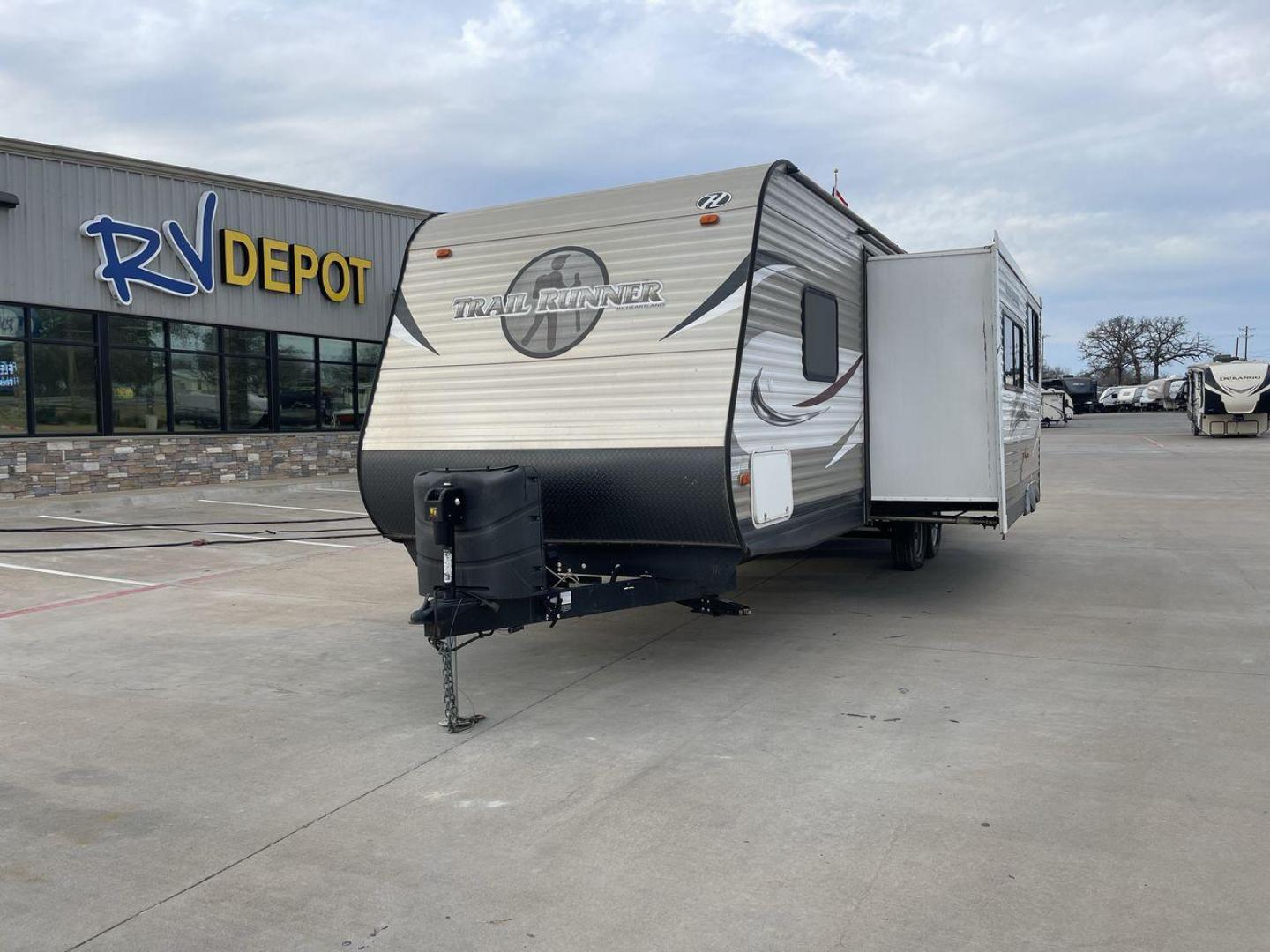 2014 GOLD HEARTLAND TRAIL RUNNER 29SLE (5SFEB322XEE) , located at 4319 N Main Street, Cleburne, TX, 76033, (817) 221-0660, 32.435829, -97.384178 - Photo#0