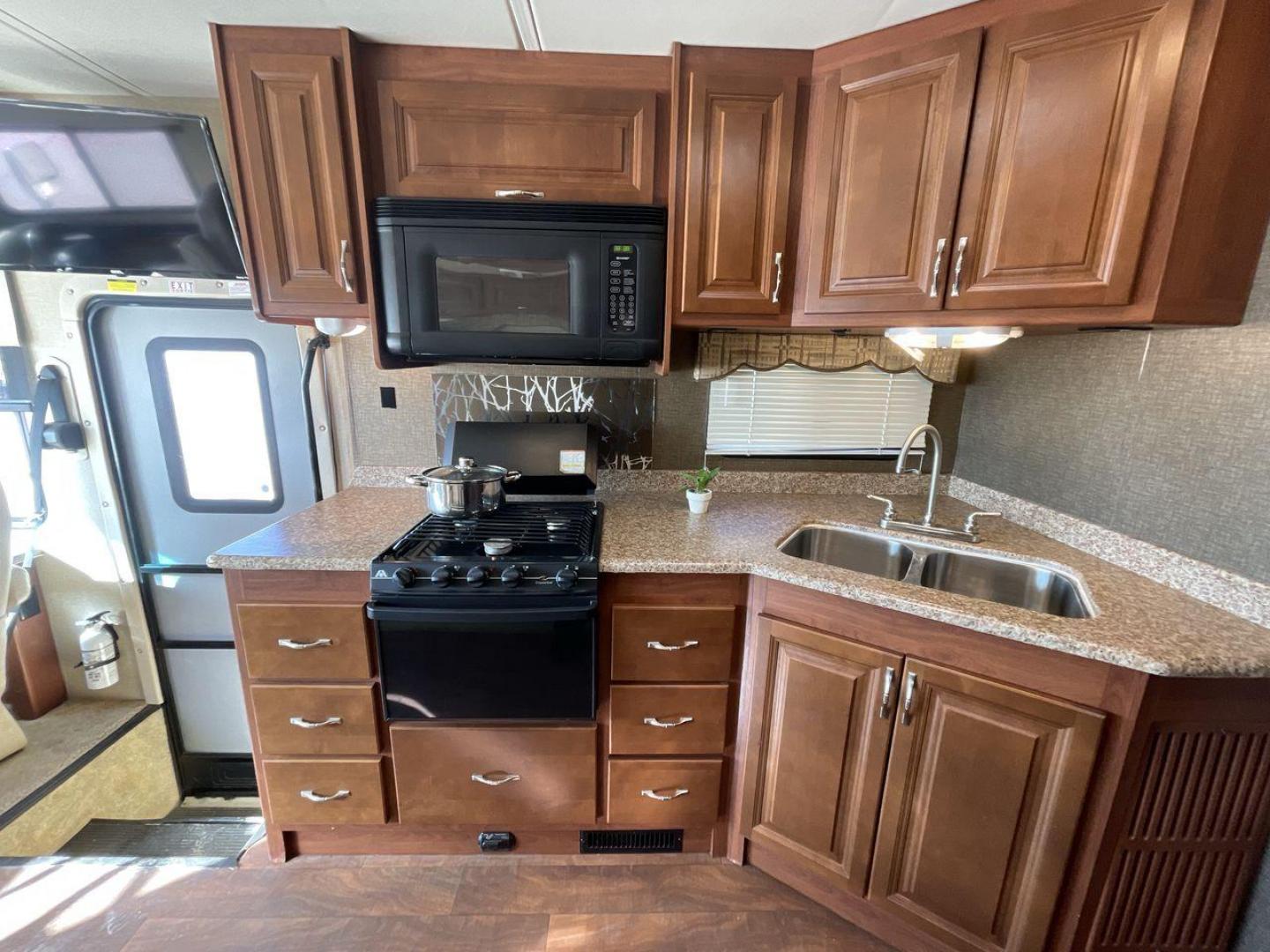 2014 BROWN HOLIDAY RAMBLER VACATIONER 33SFD - (1F66F5DY0D0) with an 6.8L V10 SOHC 30V engine, Length: 35 ft. | Slides: 2 transmission, located at 4319 N Main Street, Cleburne, TX, 76033, (817) 221-0660, 32.435829, -97.384178 - The 2014 Holiday Rambler Vacationer 33SFD is a premium Class A motorhome that blends comfort and style for an unparalleled travel experience. This meticulously designed model is built on a Ford F53 chassis, powered by a robust Triton V10 engine to ensure a smooth and powerful ride. The Vacationer 33 - Photo#10