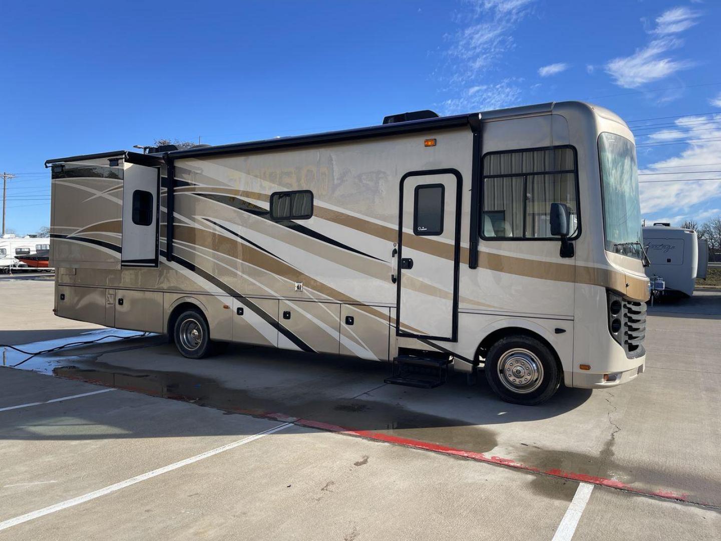 2014 BROWN HOLIDAY RAMBLER VACATIONER 33SFD - (1F66F5DY0D0) with an 6.8L V10 SOHC 30V engine, Length: 35 ft. | Slides: 2 transmission, located at 4319 N Main Street, Cleburne, TX, 76033, (817) 221-0660, 32.435829, -97.384178 - The 2014 Holiday Rambler Vacationer 33SFD is a premium Class A motorhome that blends comfort and style for an unparalleled travel experience. This meticulously designed model is built on a Ford F53 chassis, powered by a robust Triton V10 engine to ensure a smooth and powerful ride. The Vacationer 33 - Photo#26