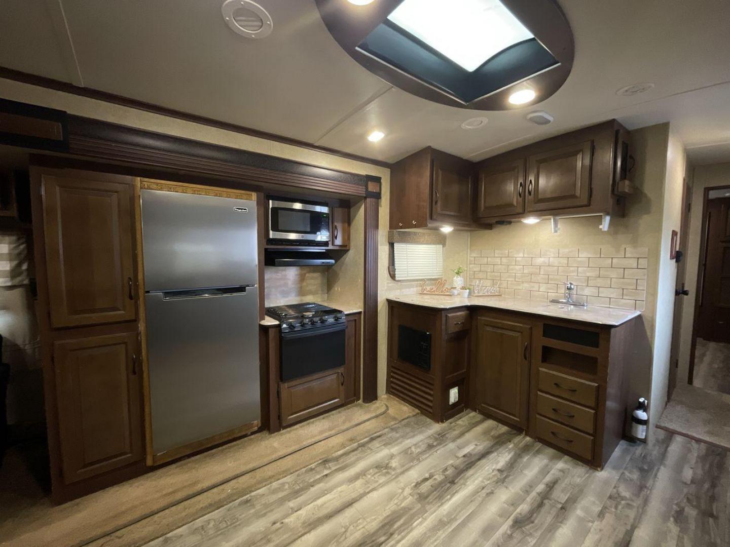 2014 BEIGE JAYCO EAGLEPREMIER 338RETS (1UJBJ0BU9E1) , Length: 39 ft. | Dry Weight: 8,590 lbs. | Gross Weight: 10,950 lbs. | Slides: 3 transmission, located at 4319 N Main Street, Cleburne, TX, 76033, (817) 221-0660, 32.435829, -97.384178 - Photo#9