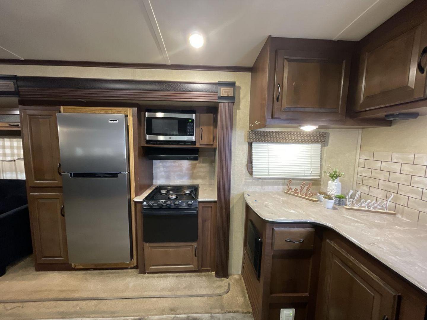 2014 BEIGE JAYCO EAGLEPREMIER 338RETS (1UJBJ0BU9E1) , Length: 39 ft. | Dry Weight: 8,590 lbs. | Gross Weight: 10,950 lbs. | Slides: 3 transmission, located at 4319 N Main Street, Cleburne, TX, 76033, (817) 221-0660, 32.435829, -97.384178 - Photo#12