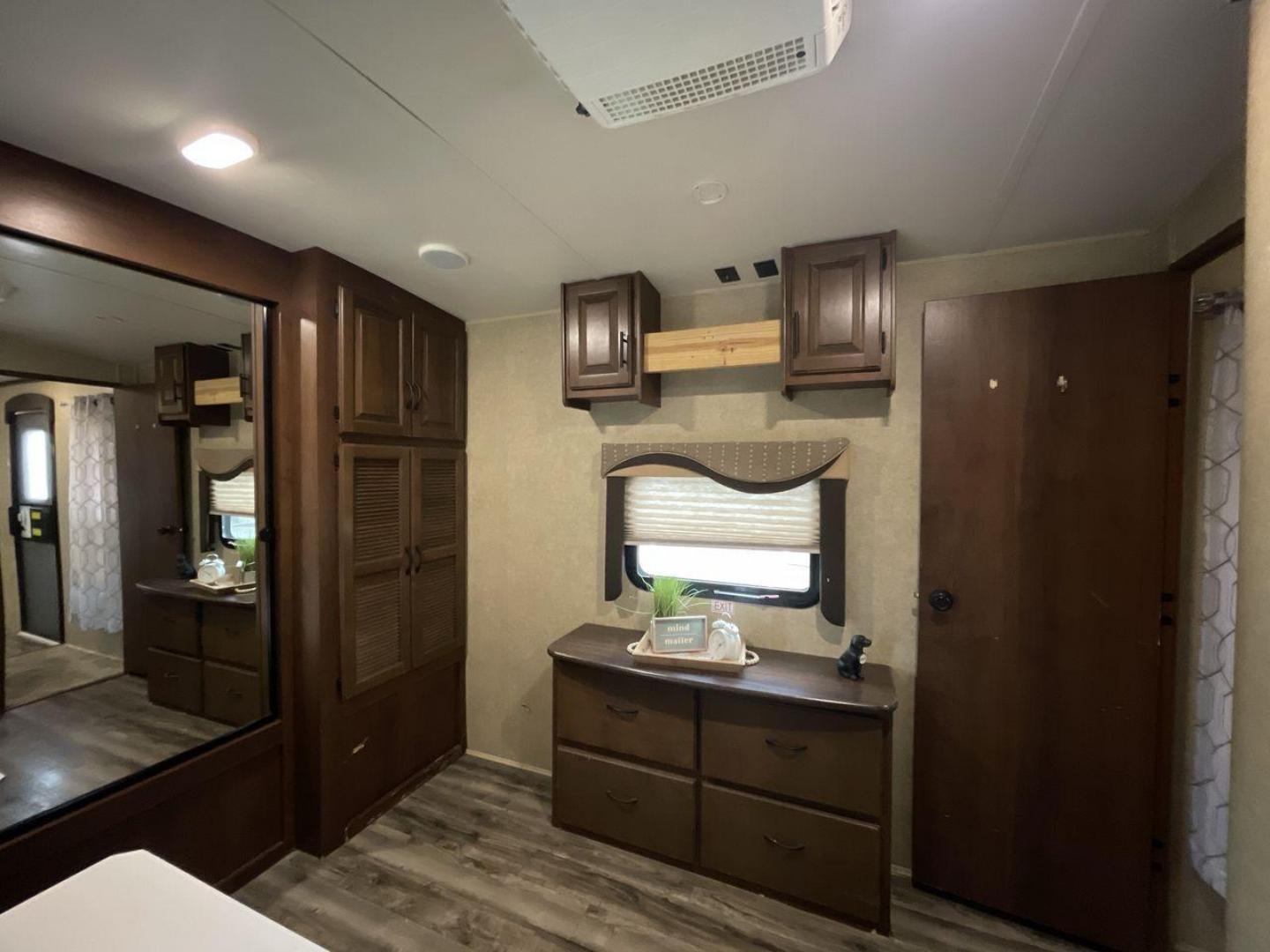 2014 BEIGE JAYCO EAGLEPREMIER 338RETS (1UJBJ0BU9E1) , Length: 39 ft. | Dry Weight: 8,590 lbs. | Gross Weight: 10,950 lbs. | Slides: 3 transmission, located at 4319 N Main Street, Cleburne, TX, 76033, (817) 221-0660, 32.435829, -97.384178 - Photo#17