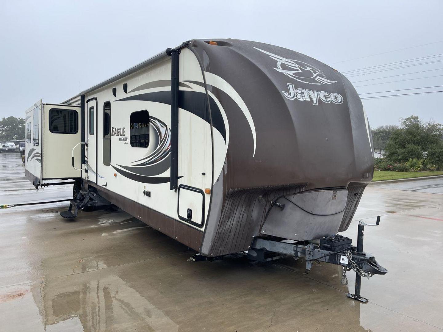 2014 BEIGE JAYCO EAGLEPREMIER 338RETS (1UJBJ0BU9E1) , Length: 39 ft. | Dry Weight: 8,590 lbs. | Gross Weight: 10,950 lbs. | Slides: 3 transmission, located at 4319 N Main Street, Cleburne, TX, 76033, (817) 221-0660, 32.435829, -97.384178 - Photo#22