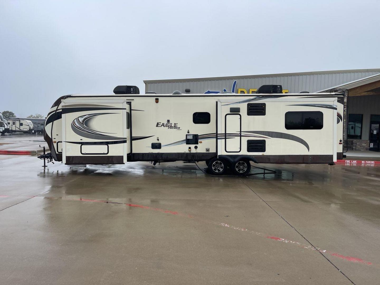 2014 BEIGE JAYCO EAGLEPREMIER 338RETS (1UJBJ0BU9E1) , Length: 39 ft. | Dry Weight: 8,590 lbs. | Gross Weight: 10,950 lbs. | Slides: 3 transmission, located at 4319 N Main Street, Cleburne, TX, 76033, (817) 221-0660, 32.435829, -97.384178 - Photo#23