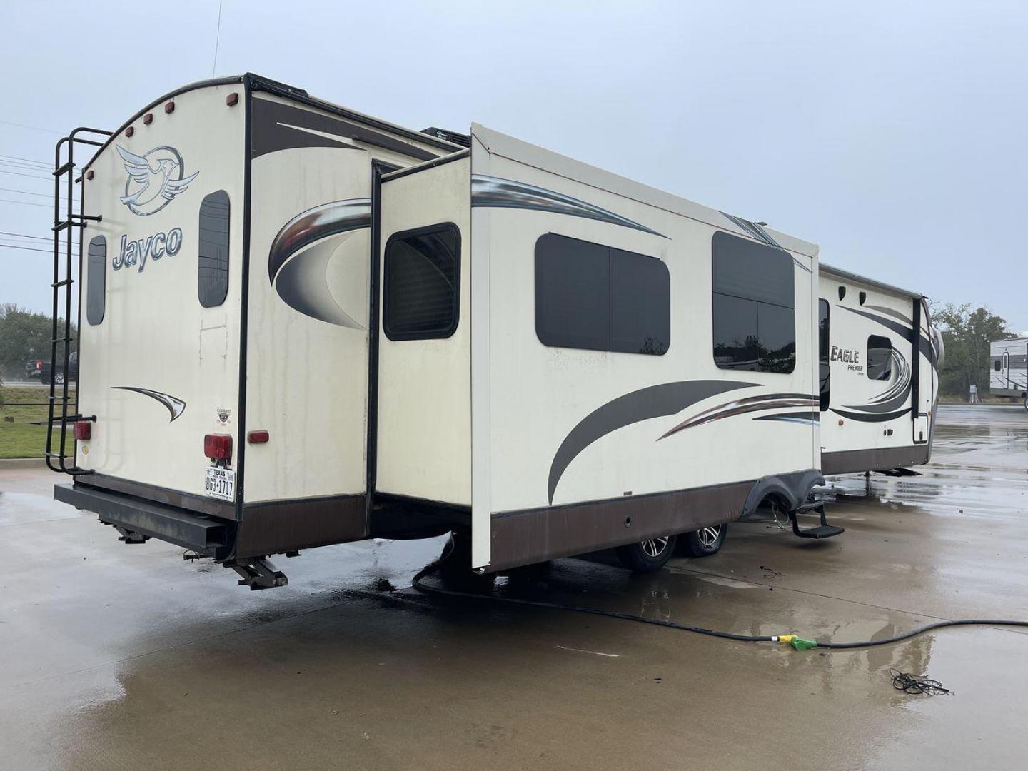 2014 BEIGE JAYCO EAGLEPREMIER 338RETS (1UJBJ0BU9E1) , Length: 39 ft. | Dry Weight: 8,590 lbs. | Gross Weight: 10,950 lbs. | Slides: 3 transmission, located at 4319 N Main Street, Cleburne, TX, 76033, (817) 221-0660, 32.435829, -97.384178 - Photo#24