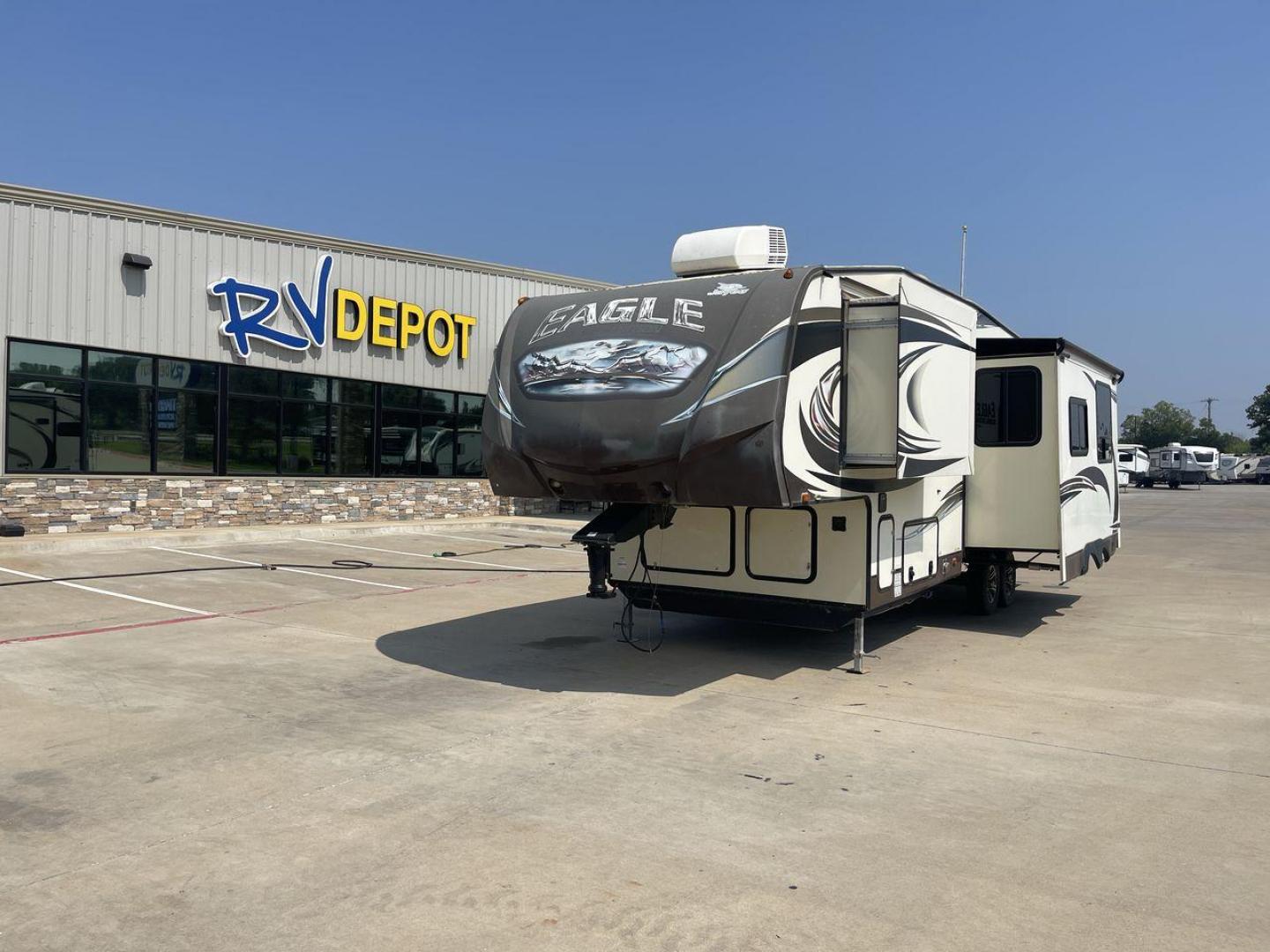 2014 WHITE JAYCO EAGLE 285RKDS (1UJCJ0BP7E2) , located at 4319 N Main Street, Cleburne, TX, 76033, (817) 221-0660, 32.435829, -97.384178 - This 2014 Jayco Eagle Fifth Wheel measures just over 32 feet tall and 8 feet wide with a dry weight of 8,390 lbs. It has a GVWR of 10,500 lbs and a hitch weight of 1,725 lbs. This unit also comes with standard automatic heating and automatic cooling rated at 13,500 BTUs. The exterior of this model i - Photo#0