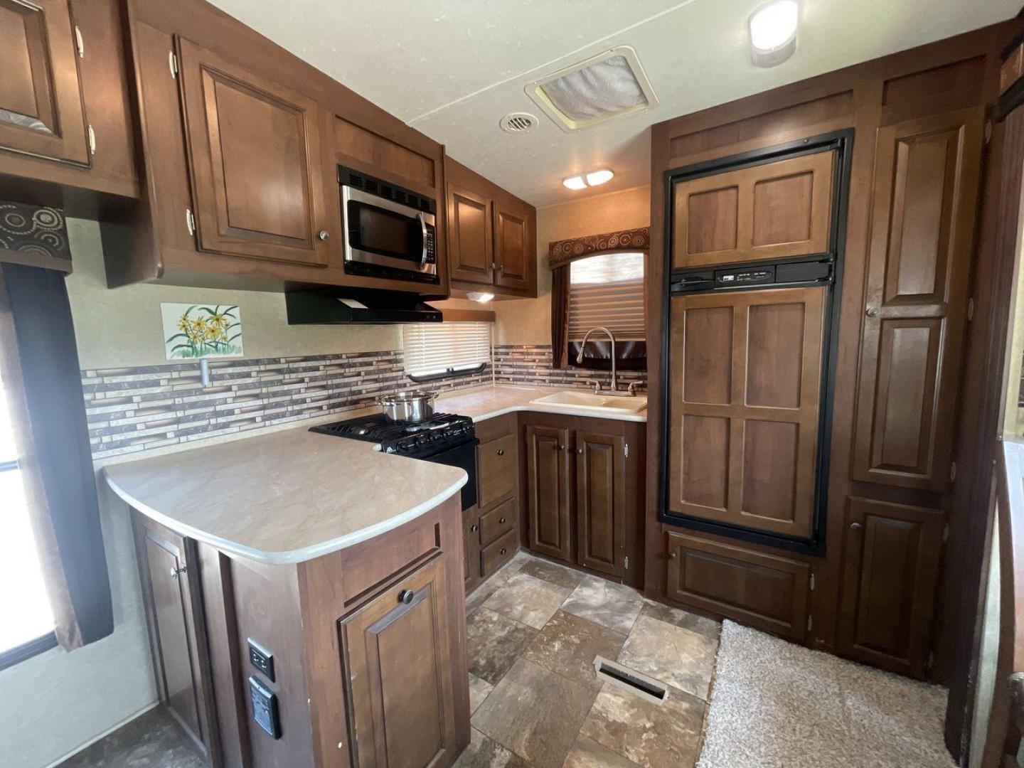 2014 WHITE JAYCO EAGLE 285RKDS (1UJCJ0BP7E2) , located at 4319 N Main Street, Cleburne, TX, 76033, (817) 221-0660, 32.435829, -97.384178 - This 2014 Jayco Eagle Fifth Wheel measures just over 32 feet tall and 8 feet wide with a dry weight of 8,390 lbs. It has a GVWR of 10,500 lbs and a hitch weight of 1,725 lbs. This unit also comes with standard automatic heating and automatic cooling rated at 13,500 BTUs. The exterior of this model i - Photo#10