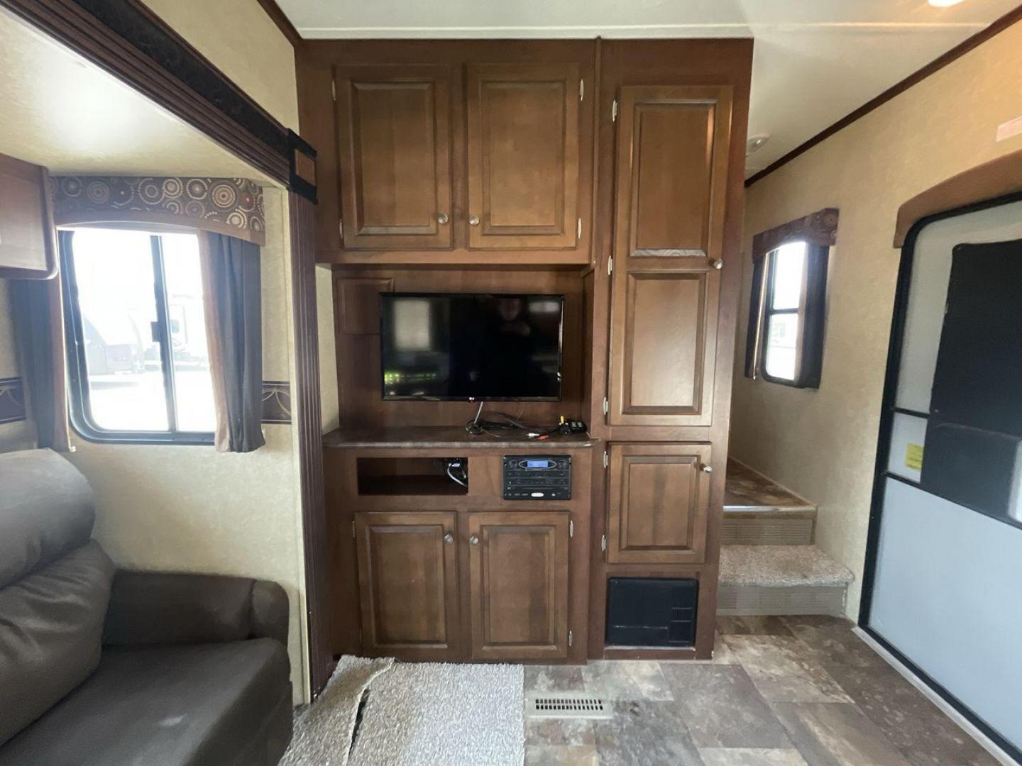 2014 WHITE JAYCO EAGLE 285RKDS (1UJCJ0BP7E2) , located at 4319 N Main Street, Cleburne, TX, 76033, (817) 221-0660, 32.435829, -97.384178 - This 2014 Jayco Eagle Fifth Wheel measures just over 32 feet tall and 8 feet wide with a dry weight of 8,390 lbs. It has a GVWR of 10,500 lbs and a hitch weight of 1,725 lbs. This unit also comes with standard automatic heating and automatic cooling rated at 13,500 BTUs. The exterior of this model i - Photo#20