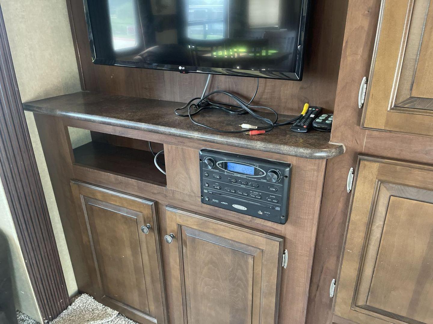 2014 WHITE JAYCO EAGLE 285RKDS (1UJCJ0BP7E2) , located at 4319 N Main Street, Cleburne, TX, 76033, (817) 221-0660, 32.435829, -97.384178 - This 2014 Jayco Eagle Fifth Wheel measures just over 32 feet tall and 8 feet wide with a dry weight of 8,390 lbs. It has a GVWR of 10,500 lbs and a hitch weight of 1,725 lbs. This unit also comes with standard automatic heating and automatic cooling rated at 13,500 BTUs. The exterior of this model i - Photo#21