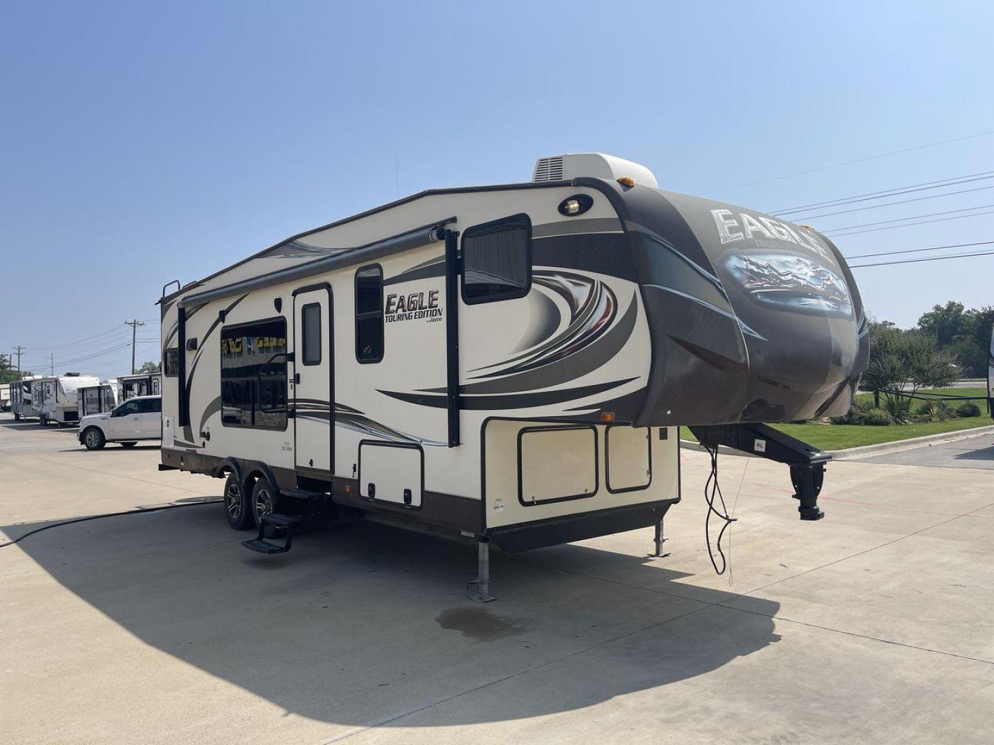 2014 WHITE JAYCO EAGLE 285RKDS (1UJCJ0BP7E2) , located at 4319 N Main Street, Cleburne, TX, 76033, (817) 221-0660, 32.435829, -97.384178 - This 2014 Jayco Eagle Fifth Wheel measures just over 32 feet tall and 8 feet wide with a dry weight of 8,390 lbs. It has a GVWR of 10,500 lbs and a hitch weight of 1,725 lbs. This unit also comes with standard automatic heating and automatic cooling rated at 13,500 BTUs. The exterior of this model i - Photo#23