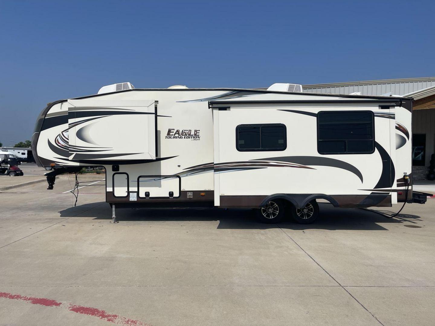 2014 WHITE JAYCO EAGLE 285RKDS (1UJCJ0BP7E2) , located at 4319 N Main Street, Cleburne, TX, 76033, (817) 221-0660, 32.435829, -97.384178 - This 2014 Jayco Eagle Fifth Wheel measures just over 32 feet tall and 8 feet wide with a dry weight of 8,390 lbs. It has a GVWR of 10,500 lbs and a hitch weight of 1,725 lbs. This unit also comes with standard automatic heating and automatic cooling rated at 13,500 BTUs. The exterior of this model i - Photo#24