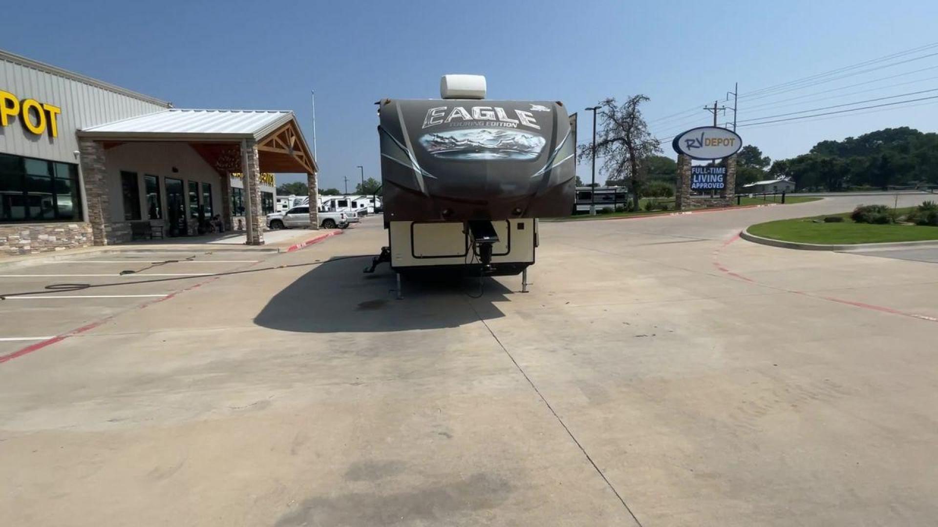 2014 WHITE JAYCO EAGLE 285RKDS (1UJCJ0BP7E2) , located at 4319 N Main Street, Cleburne, TX, 76033, (817) 221-0660, 32.435829, -97.384178 - This 2014 Jayco Eagle Fifth Wheel measures just over 32 feet tall and 8 feet wide with a dry weight of 8,390 lbs. It has a GVWR of 10,500 lbs and a hitch weight of 1,725 lbs. This unit also comes with standard automatic heating and automatic cooling rated at 13,500 BTUs. The exterior of this model i - Photo#4