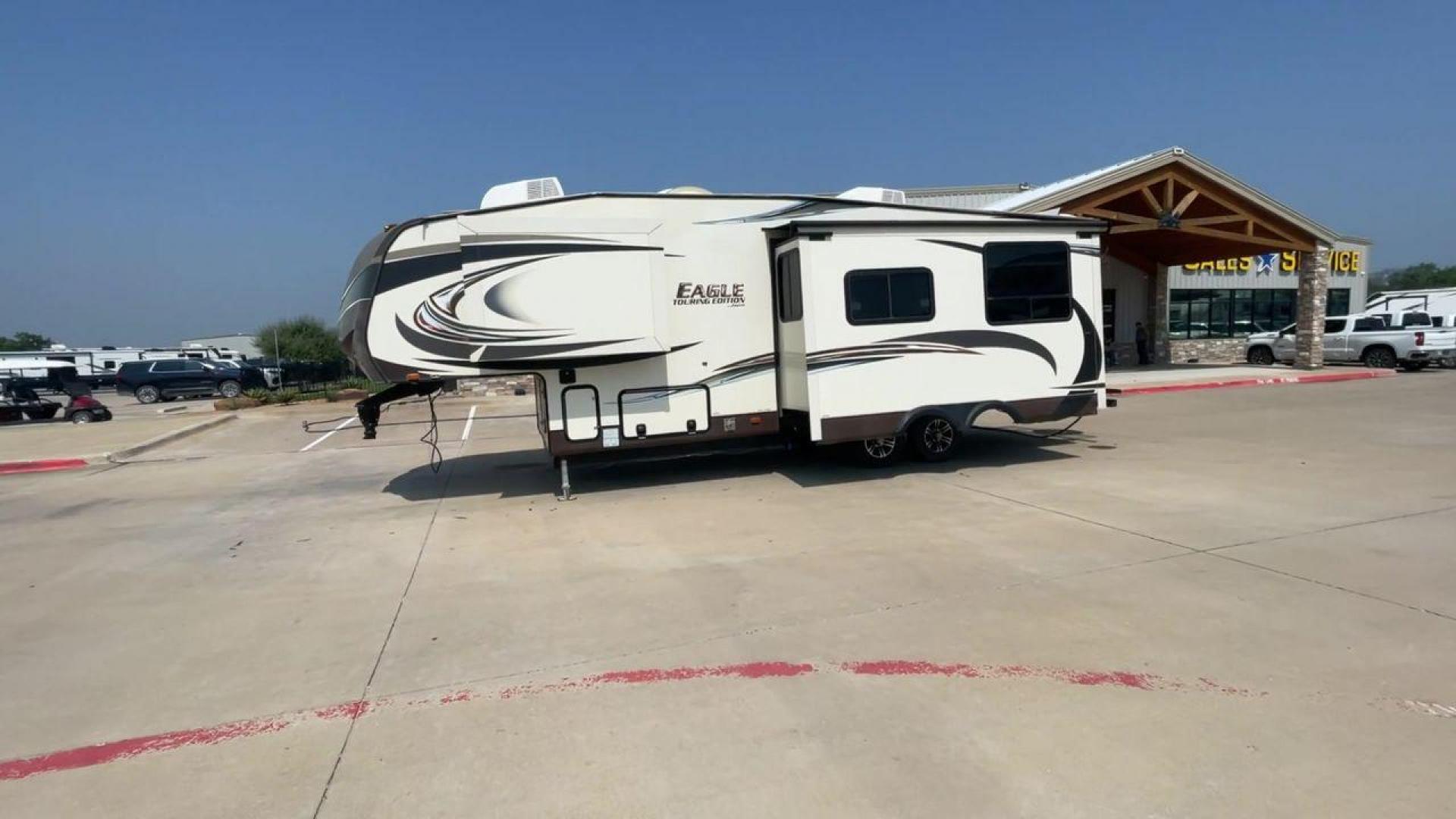 2014 WHITE JAYCO EAGLE 285RKDS (1UJCJ0BP7E2) , located at 4319 N Main Street, Cleburne, TX, 76033, (817) 221-0660, 32.435829, -97.384178 - This 2014 Jayco Eagle Fifth Wheel measures just over 32 feet tall and 8 feet wide with a dry weight of 8,390 lbs. It has a GVWR of 10,500 lbs and a hitch weight of 1,725 lbs. This unit also comes with standard automatic heating and automatic cooling rated at 13,500 BTUs. The exterior of this model i - Photo#6