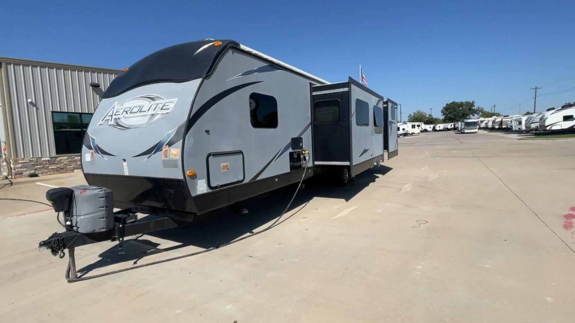 2014 KEYSTONE AEROLITE 319BHSS (47CTAET21EK) , Length: 36.92 ft. | Dry Weight: 8,084 lbs. | Slides: 3 transmission, located at 4319 N Main Street, Cleburne, TX, 76033, (817) 221-0660, 32.435829, -97.384178 - The 2014 Keystone Aerolite 319BHSS is an expansive 36.92-foot travel trailer that offers comfort and convenience for long-term travel or weekend getaways. With a dry weight of 8,084 lbs. and three slides, it provides ample space for the entire family. Upon entering, you're greeted by a beautifully d - Photo#5