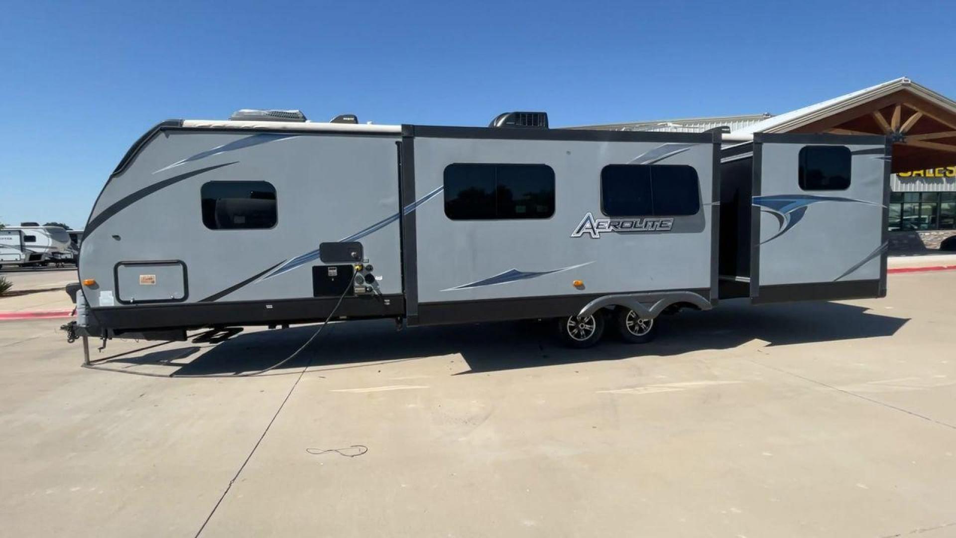 2014 KEYSTONE AEROLITE 319BHSS (47CTAET21EK) , Length: 36.92 ft. | Dry Weight: 8,084 lbs. | Slides: 3 transmission, located at 4319 N Main Street, Cleburne, TX, 76033, (817) 221-0660, 32.435829, -97.384178 - The 2014 Keystone Aerolite 319BHSS is an expansive 36.92-foot travel trailer that offers comfort and convenience for long-term travel or weekend getaways. With a dry weight of 8,084 lbs. and three slides, it provides ample space for the entire family. Upon entering, you're greeted by a beautifully d - Photo#6