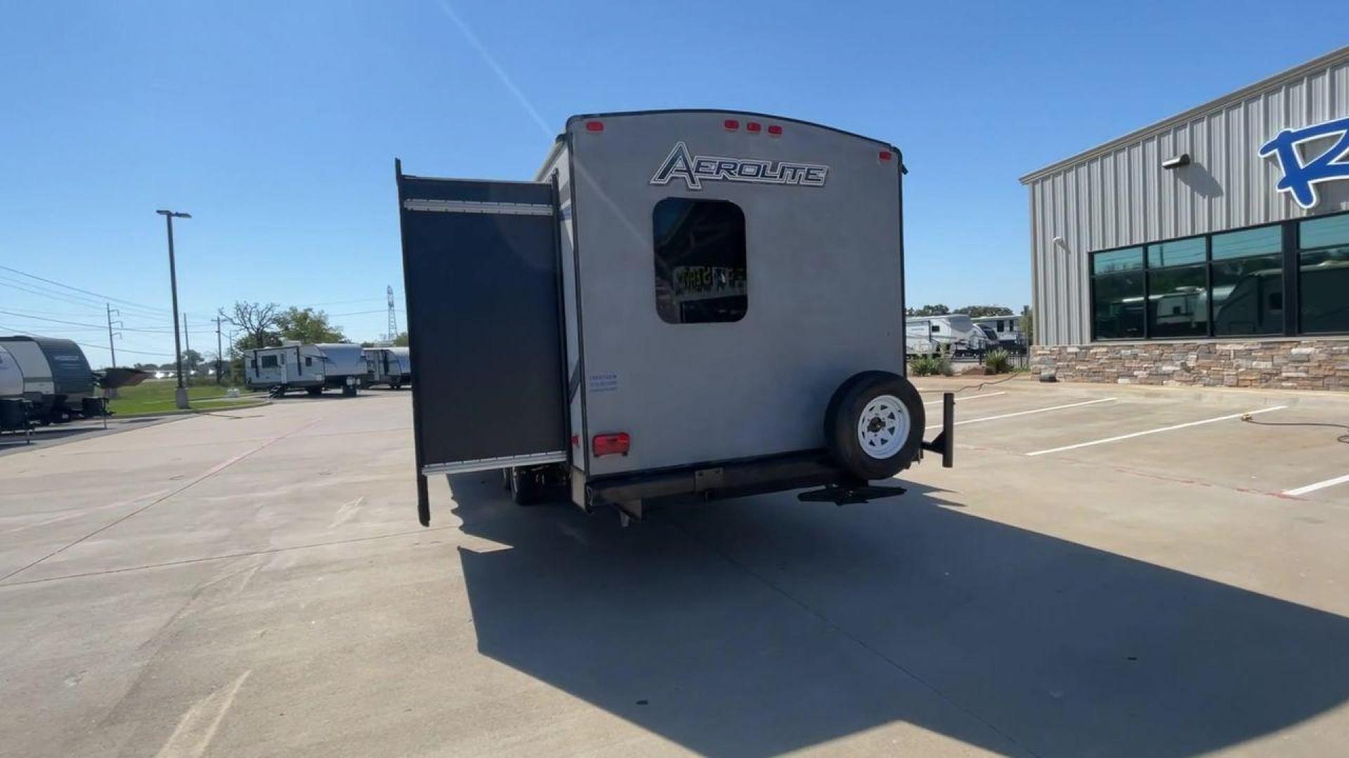 2014 KEYSTONE AEROLITE 319BHSS (47CTAET21EK) , Length: 36.92 ft. | Dry Weight: 8,084 lbs. | Slides: 3 transmission, located at 4319 N Main Street, Cleburne, TX, 76033, (817) 221-0660, 32.435829, -97.384178 - The 2014 Keystone Aerolite 319BHSS is an expansive 36.92-foot travel trailer that offers comfort and convenience for long-term travel or weekend getaways. With a dry weight of 8,084 lbs. and three slides, it provides ample space for the entire family. Upon entering, you're greeted by a beautifully d - Photo#8