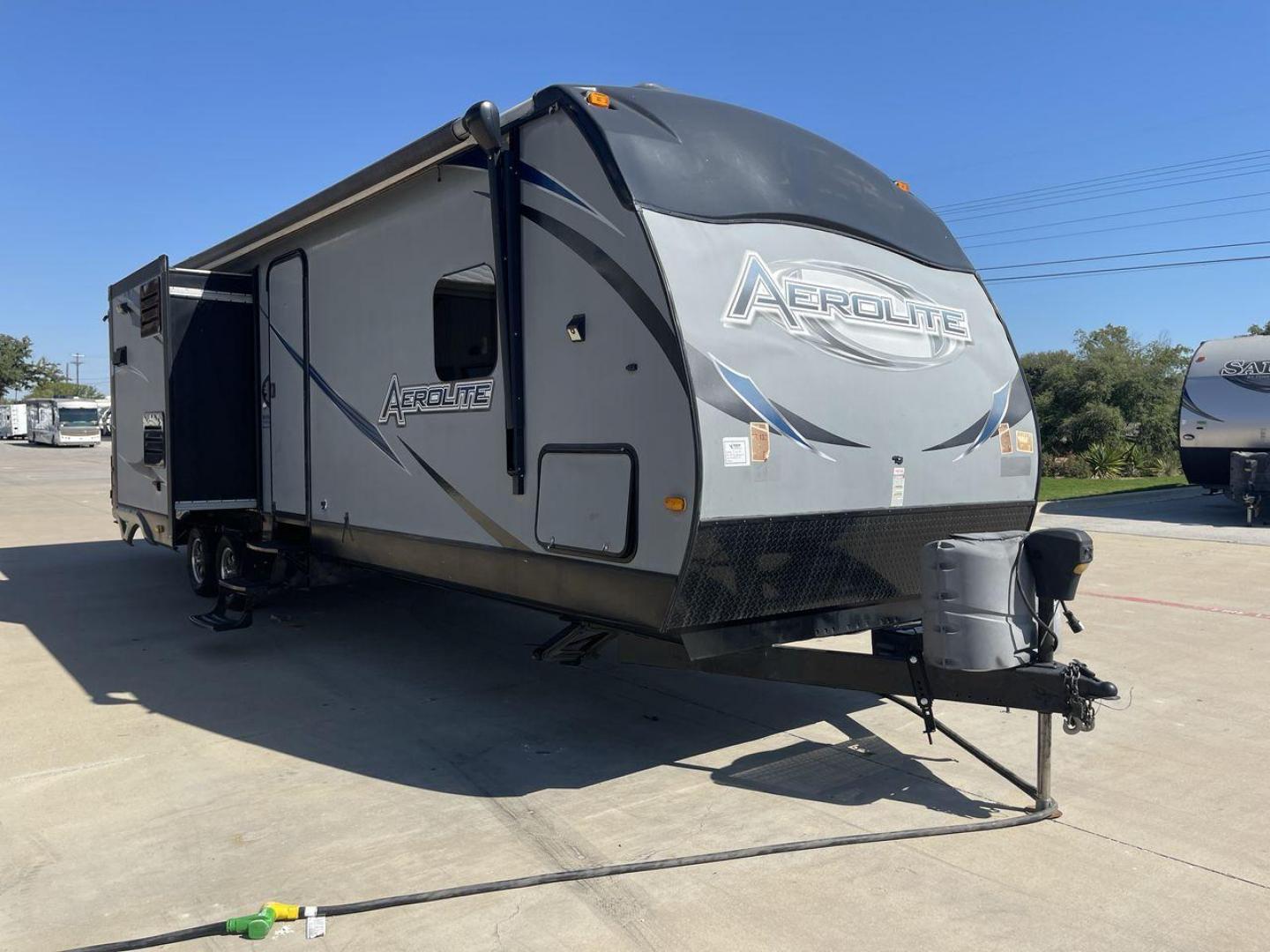 2014 KEYSTONE AEROLITE 319BHSS (47CTAET21EK) , Length: 36.92 ft. | Dry Weight: 8,084 lbs. | Slides: 3 transmission, located at 4319 N Main Street, Cleburne, TX, 76033, (817) 221-0660, 32.435829, -97.384178 - The 2014 Keystone Aerolite 319BHSS is an expansive 36.92-foot travel trailer that offers comfort and convenience for long-term travel or weekend getaways. With a dry weight of 8,084 lbs. and three slides, it provides ample space for the entire family. Upon entering, you're greeted by a beautifully d - Photo#23