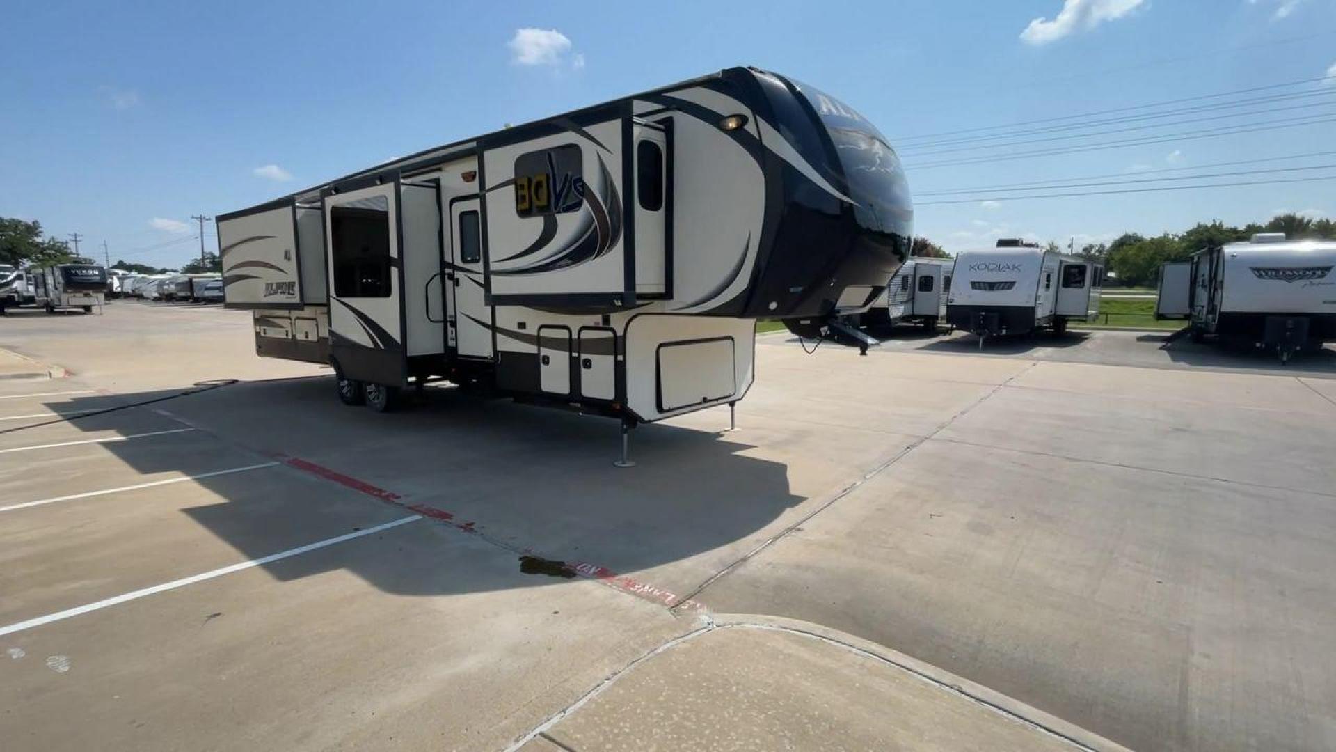 2014 GRAY KEYSTONE ALPINE 3620FL (4YDF36222EE) , Length: 39.08 ft. | Dry Weight: 12,370 lbs. | Gross Weight: 15,500 lbs. | Slides: 6 transmission, located at 4319 N Main Street, Cleburne, TX, 76033, (817) 221-0660, 32.435829, -97.384178 - Experience the 2014 Alpine 3620FL fifth wheel, the pinnacle of comfort and elegance. This RV, painstakingly designed and built by Alpine, provides the best possible fifth wheel travel experience for individuals who want nothing less. The dimensions of this unit are 39.08 ft in length, 8 ft in width, - Photo#3