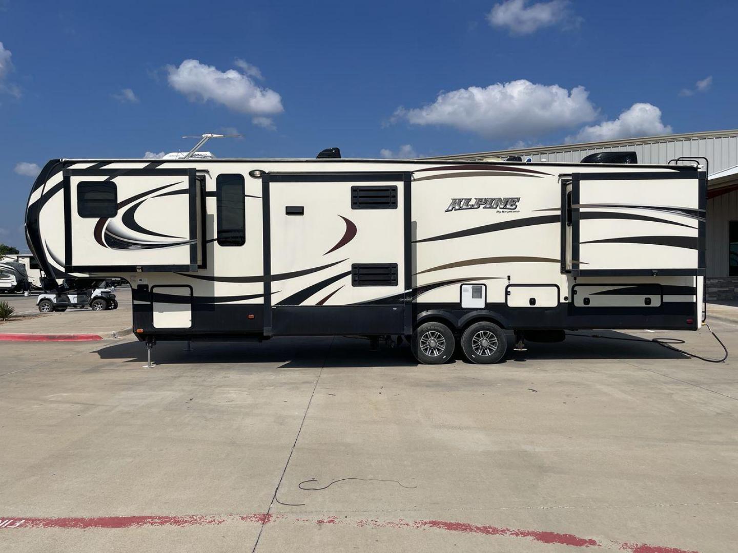 2014 GRAY KEYSTONE ALPINE 3620FL (4YDF36222EE) , Length: 39.08 ft. | Dry Weight: 12,370 lbs. | Gross Weight: 15,500 lbs. | Slides: 6 transmission, located at 4319 N Main Street, Cleburne, TX, 76033, (817) 221-0660, 32.435829, -97.384178 - Experience the 2014 Alpine 3620FL fifth wheel, the pinnacle of comfort and elegance. This RV, painstakingly designed and built by Alpine, provides the best possible fifth wheel travel experience for individuals who want nothing less. The dimensions of this unit are 39.08 ft in length, 8 ft in width, - Photo#24